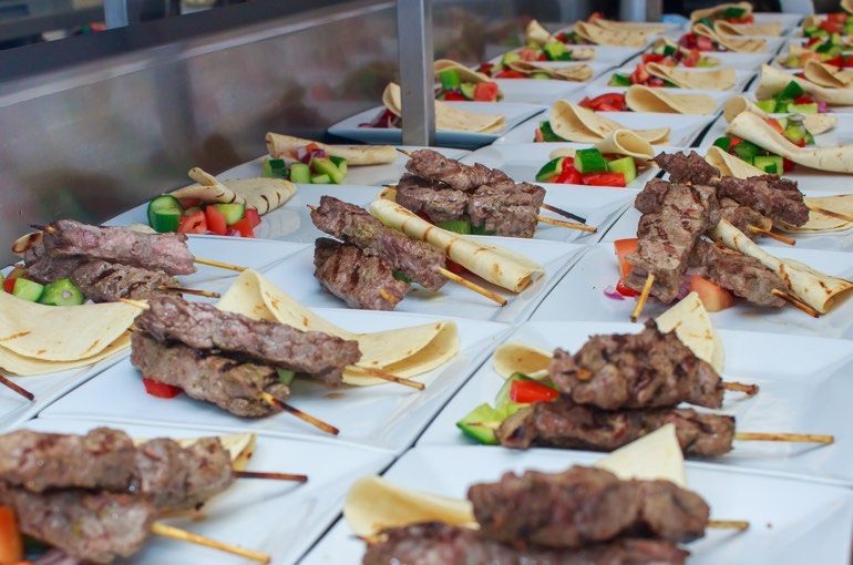 Grillspieße elegant auf Menüplatten serviert
