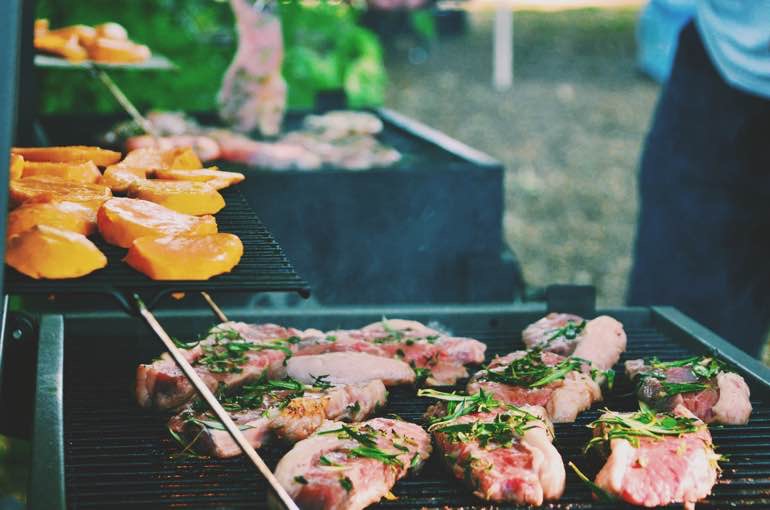 Fleisch und Gemüse auf dem Grill bei einem Outdoor-Catering von STREET-KITCHEN