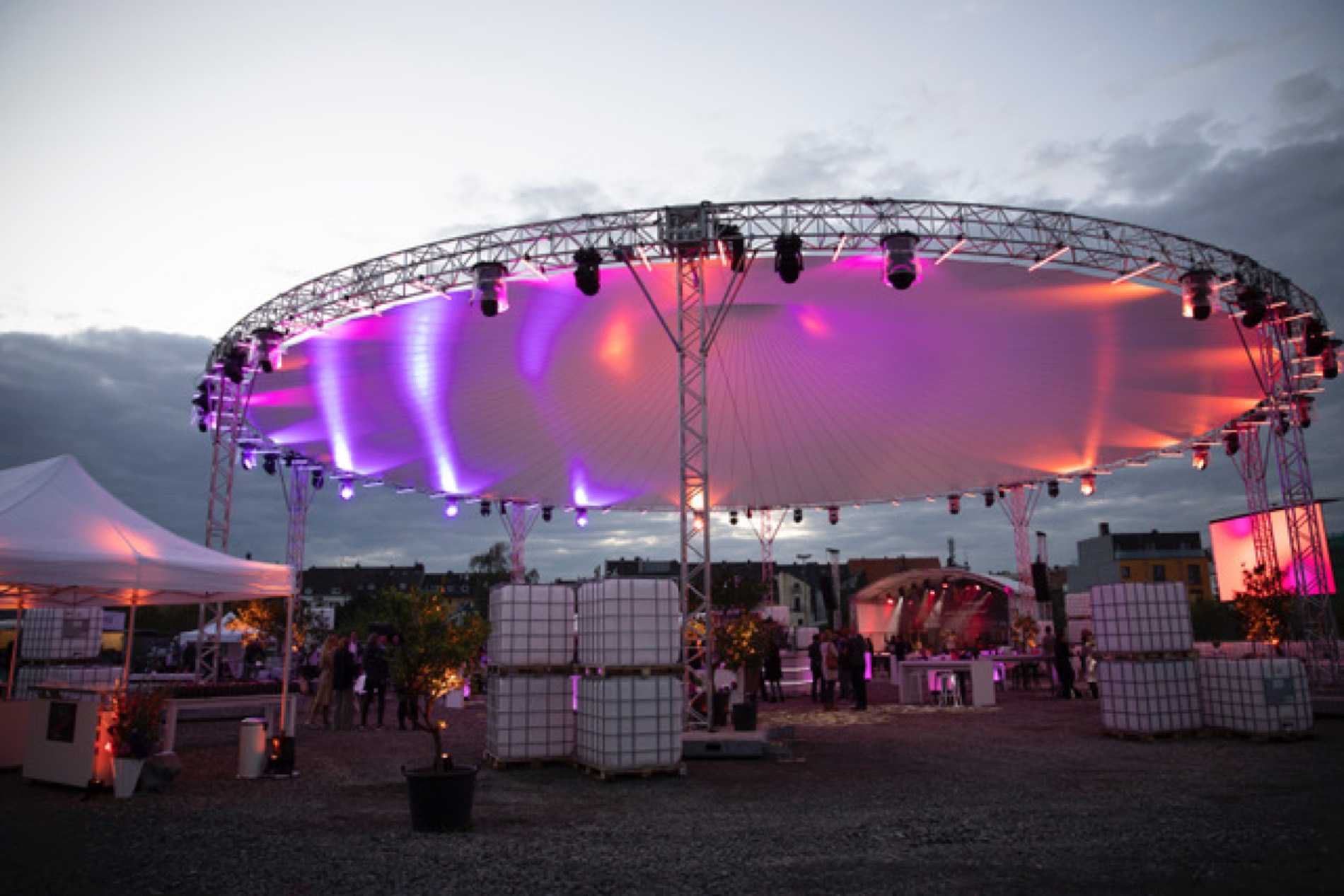 Festival-Catering von STREET-KITCHEN bei einem Open-Air-Event mit Bühne und Festzelt