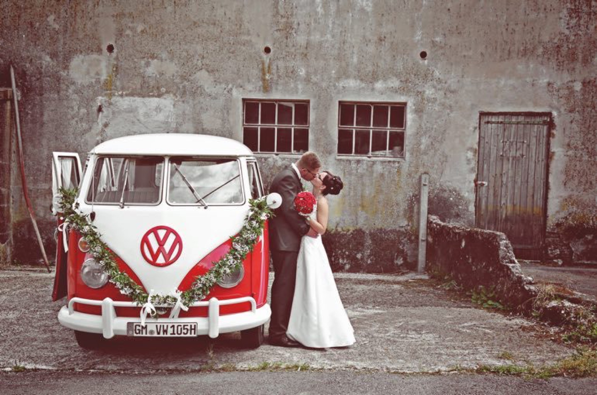 Restaurierter VW T1 Bulli als Hochzeitsauto vor einer Eventlocation