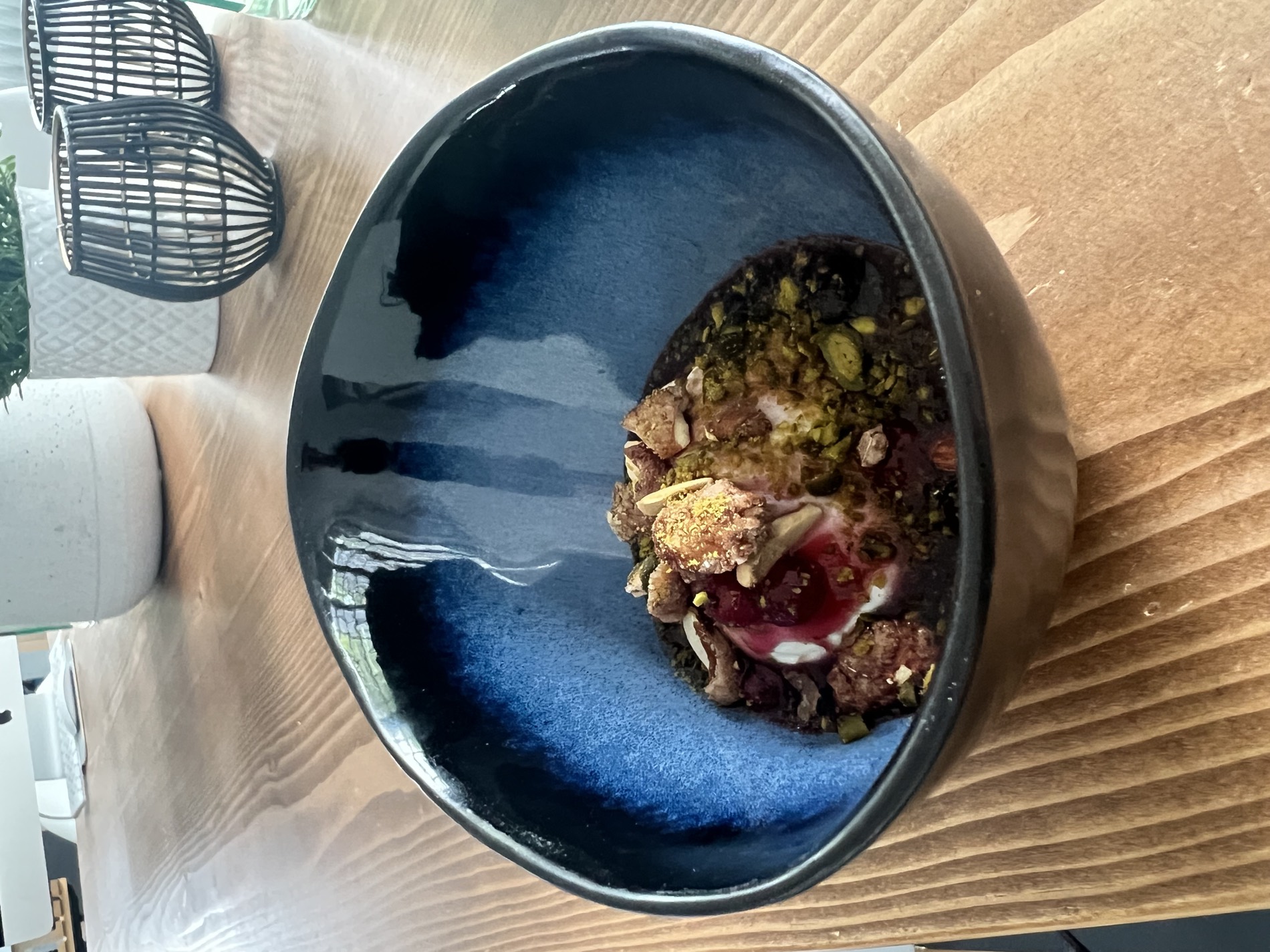 Kunstvoll angerichtetes Dessert