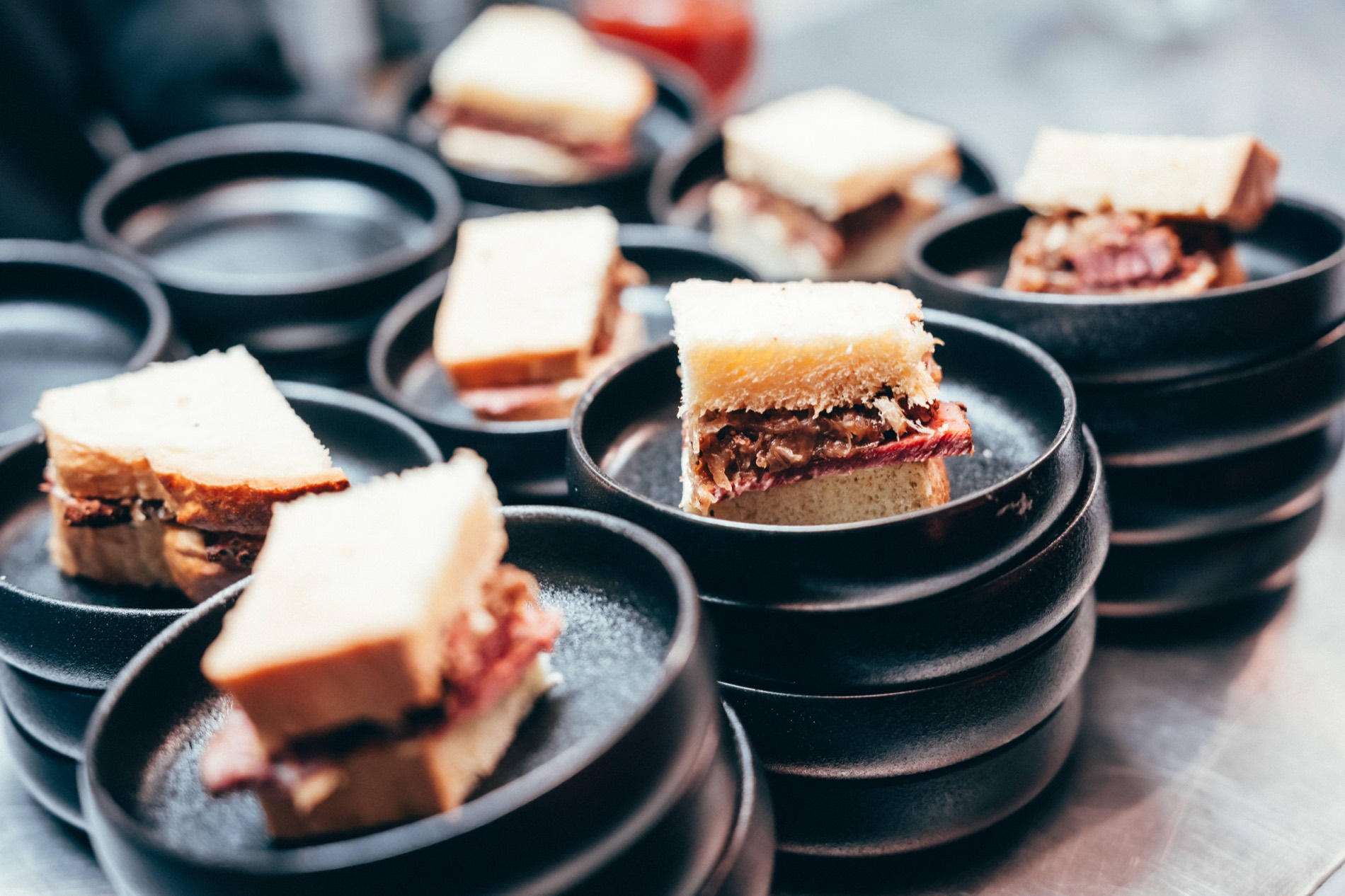 Fingerfood auf schwarzen Tellern – Catering-Konzept von STREET-KITCHEN