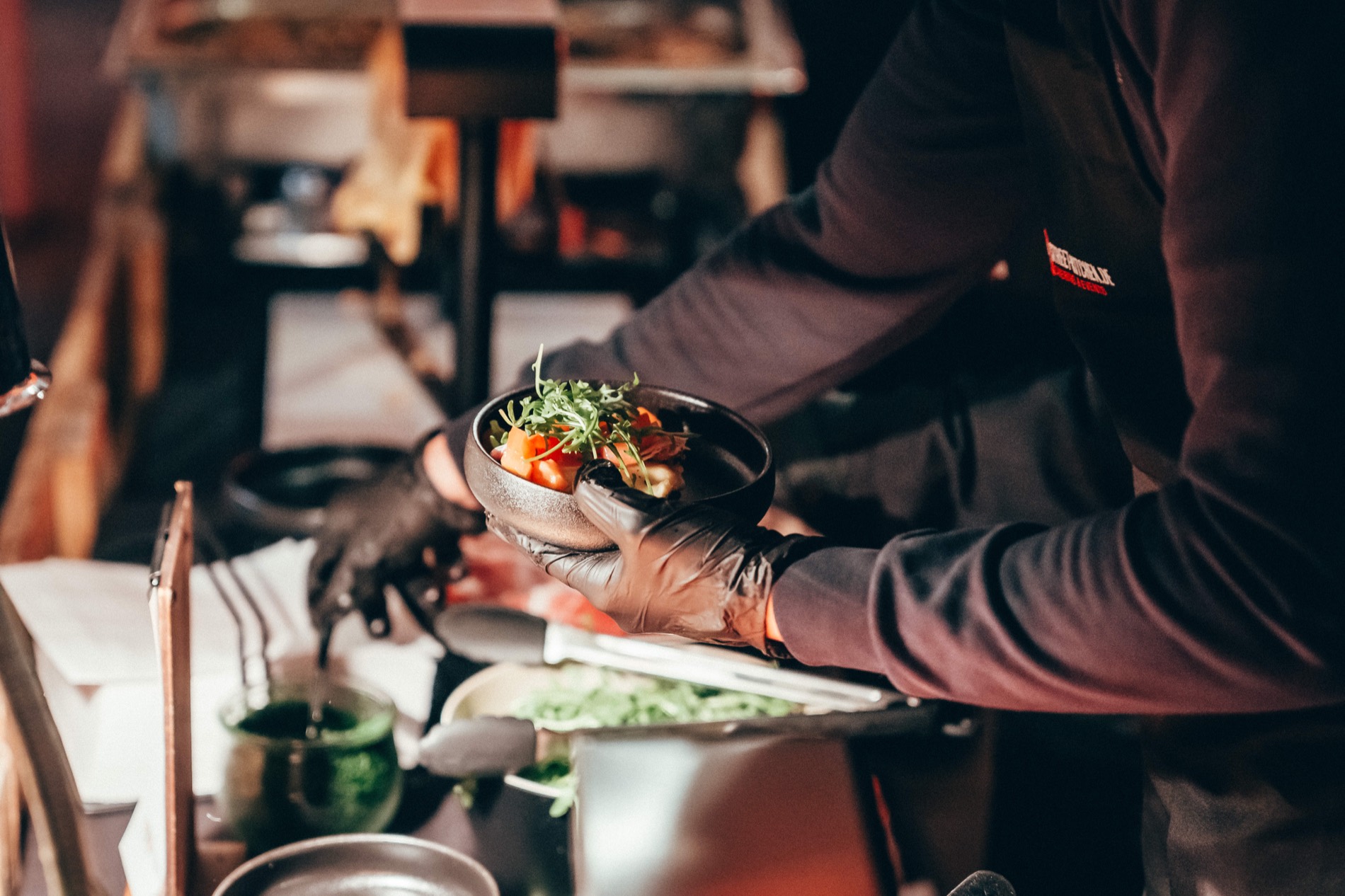 STREET-KITCHEN – Teller wird angerichtet