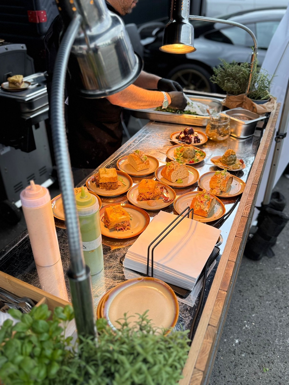 Ausgabestation mit Saucen und vorbereiteten Bowls