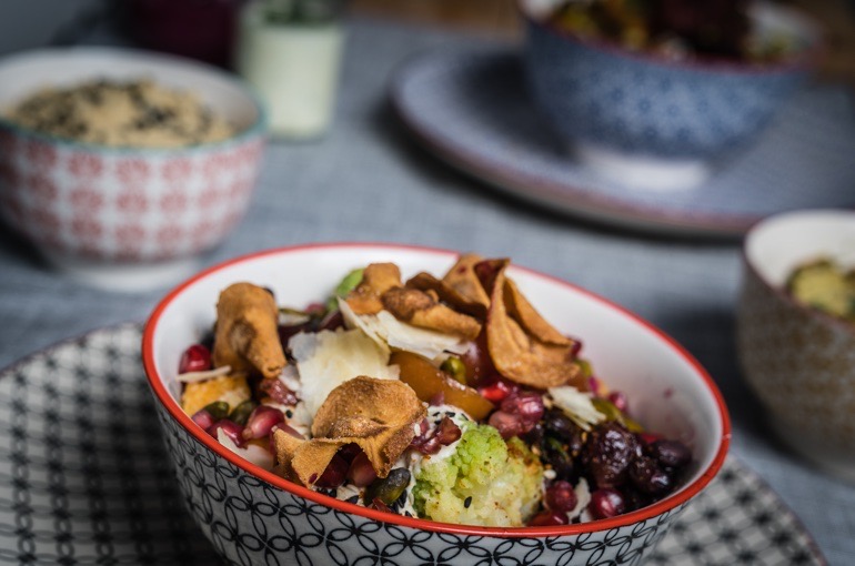 Bowl mit Granatapfelkernen, Kichererbsen und Crispy-Topping fürs Büro-Lunch