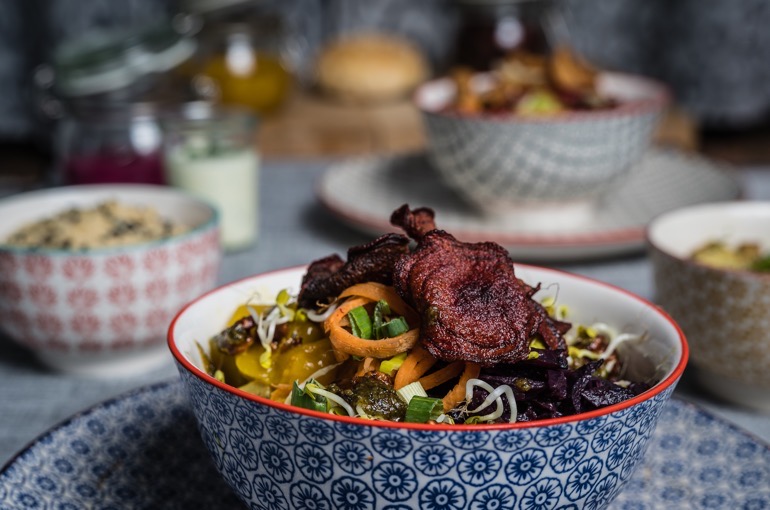 Bowl mit Rotkohl, Möhrenspaghetti und Crispy-Topping fürs Büro-Lunch