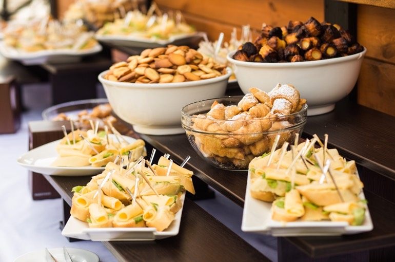 Gebäck- und Meeting-Buffet mit Wraps und Croissants