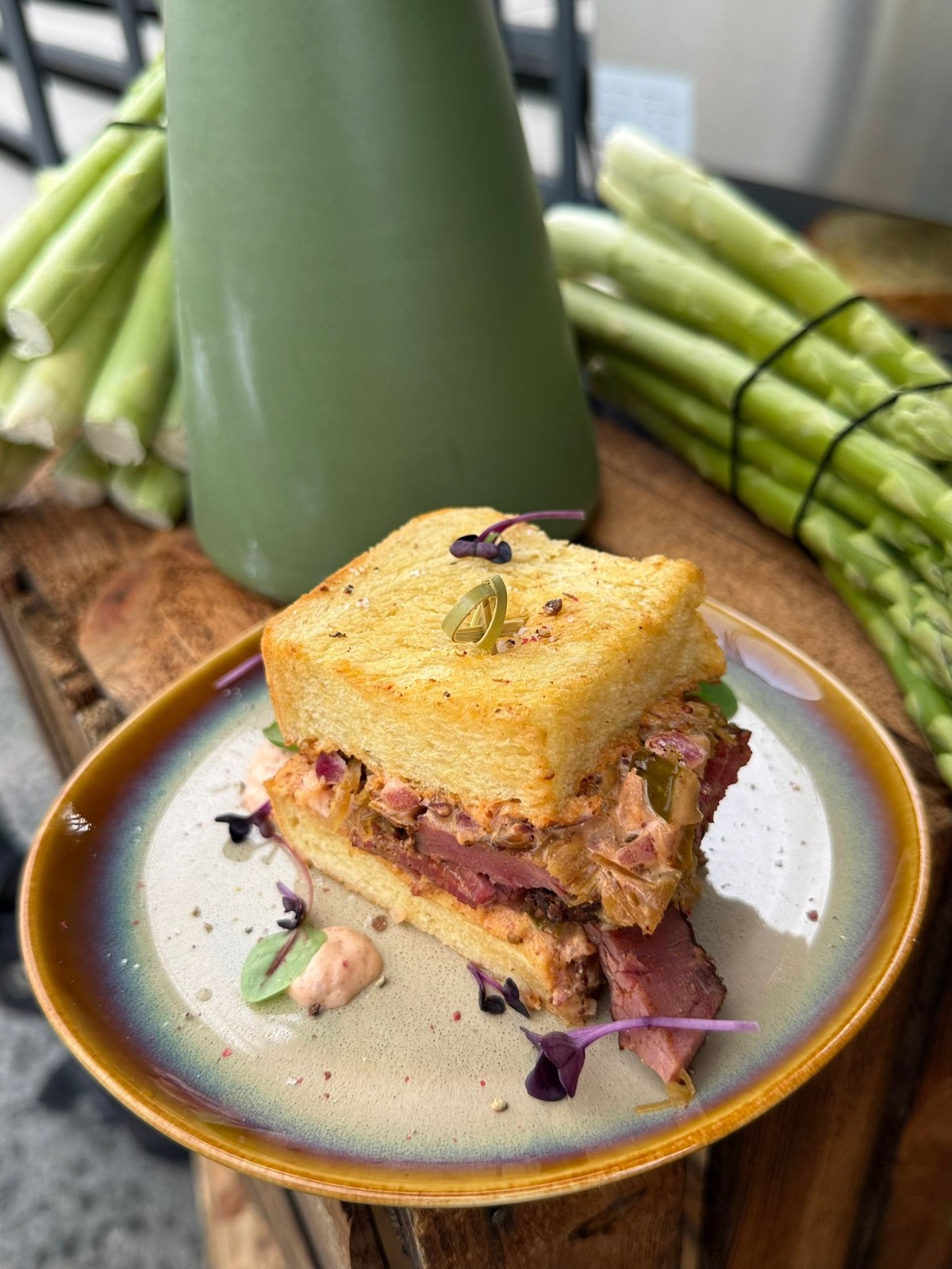 Belegtes Sandwich auf grünem Teller für das Office-Catering