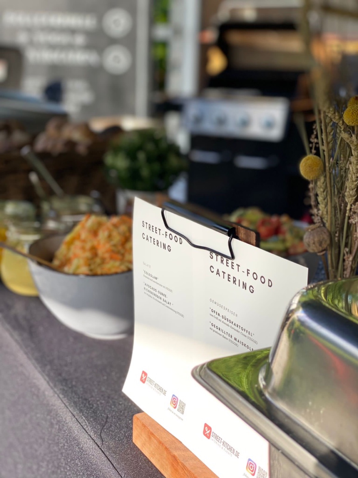 Bowl am Street-Food-Stand mit Menütafel