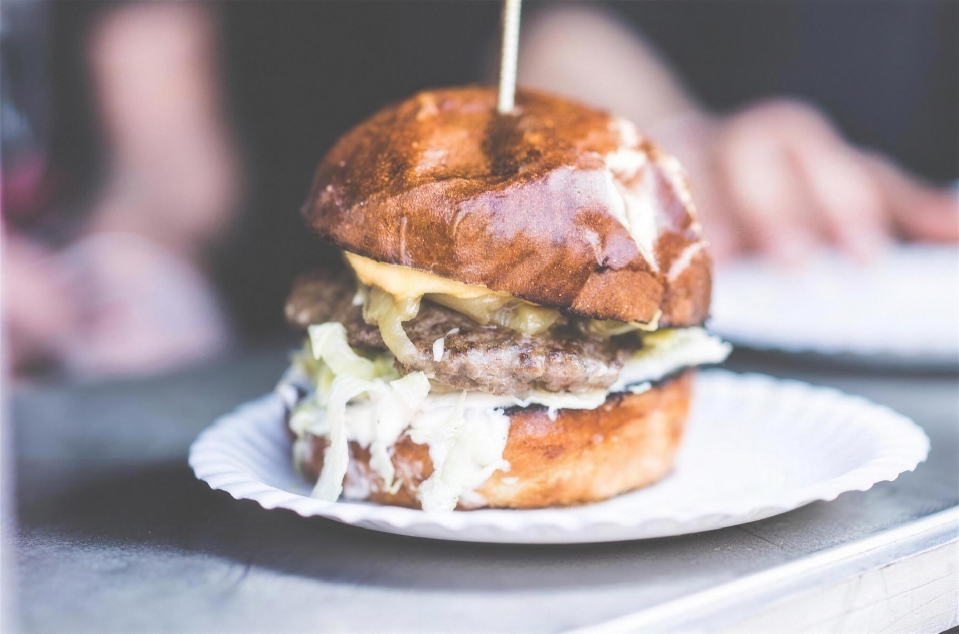 Hausgemachter Burger im Streetfood-Catering von STREET-KITCHEN, Nahaufnahme