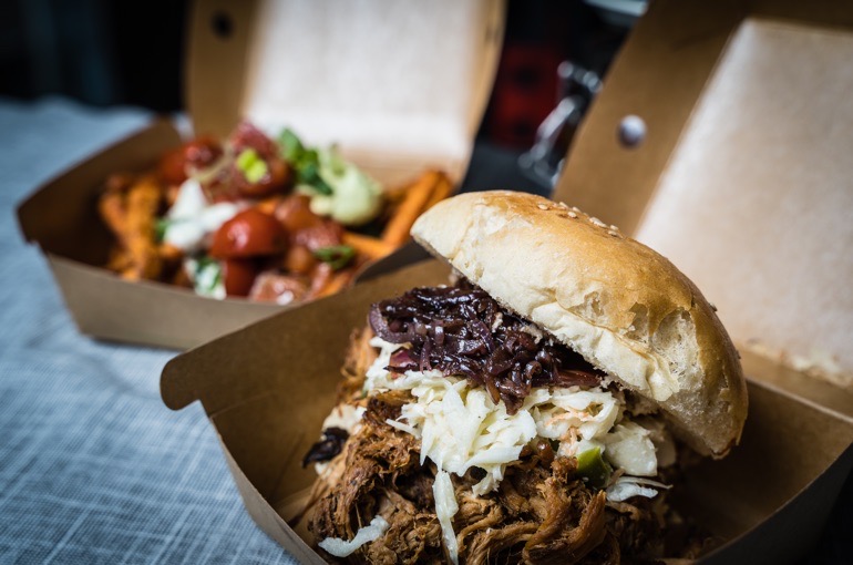 Pulled-Beef-Burger mit Krautsalat im Streetfood-Catering