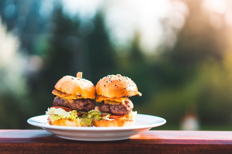 Mini-Burger als Fingerfood beim Streetfood-Catering im Freien