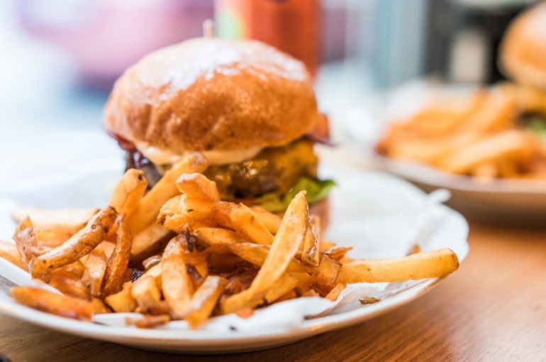 Frische Pommes frites zum Streetfood-Burger