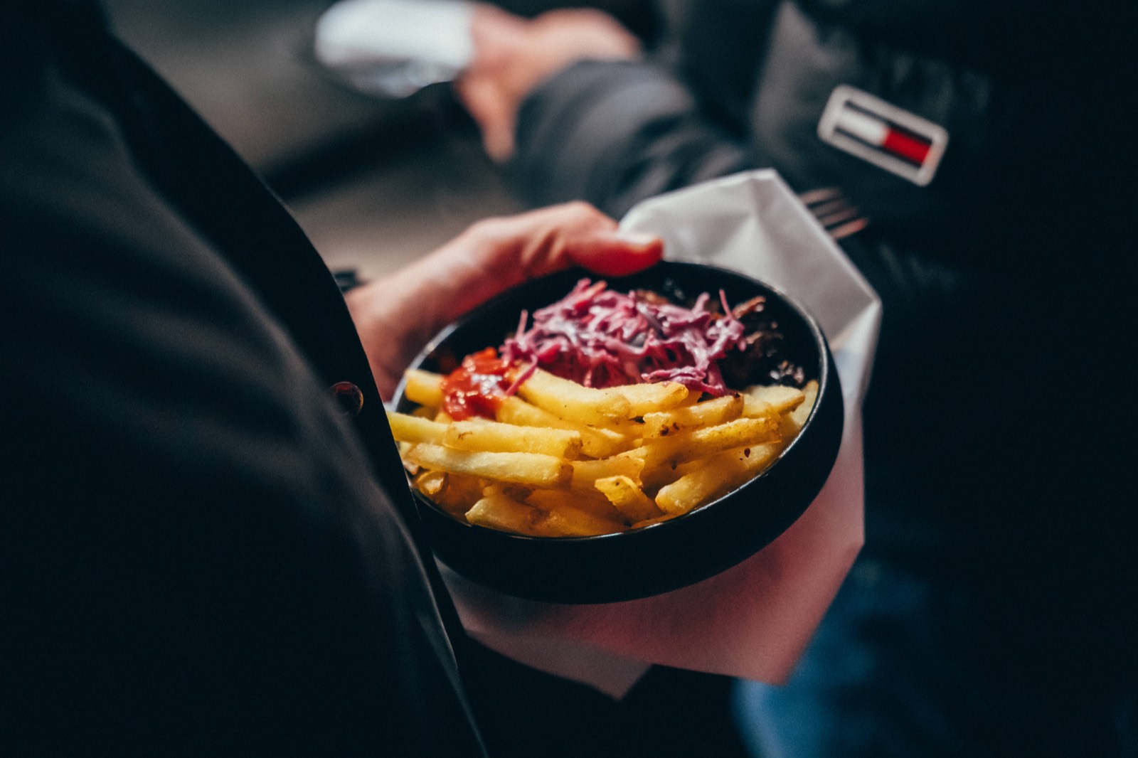 Portion Streetfood in der Schale, direkt an der Ausgabe gereicht