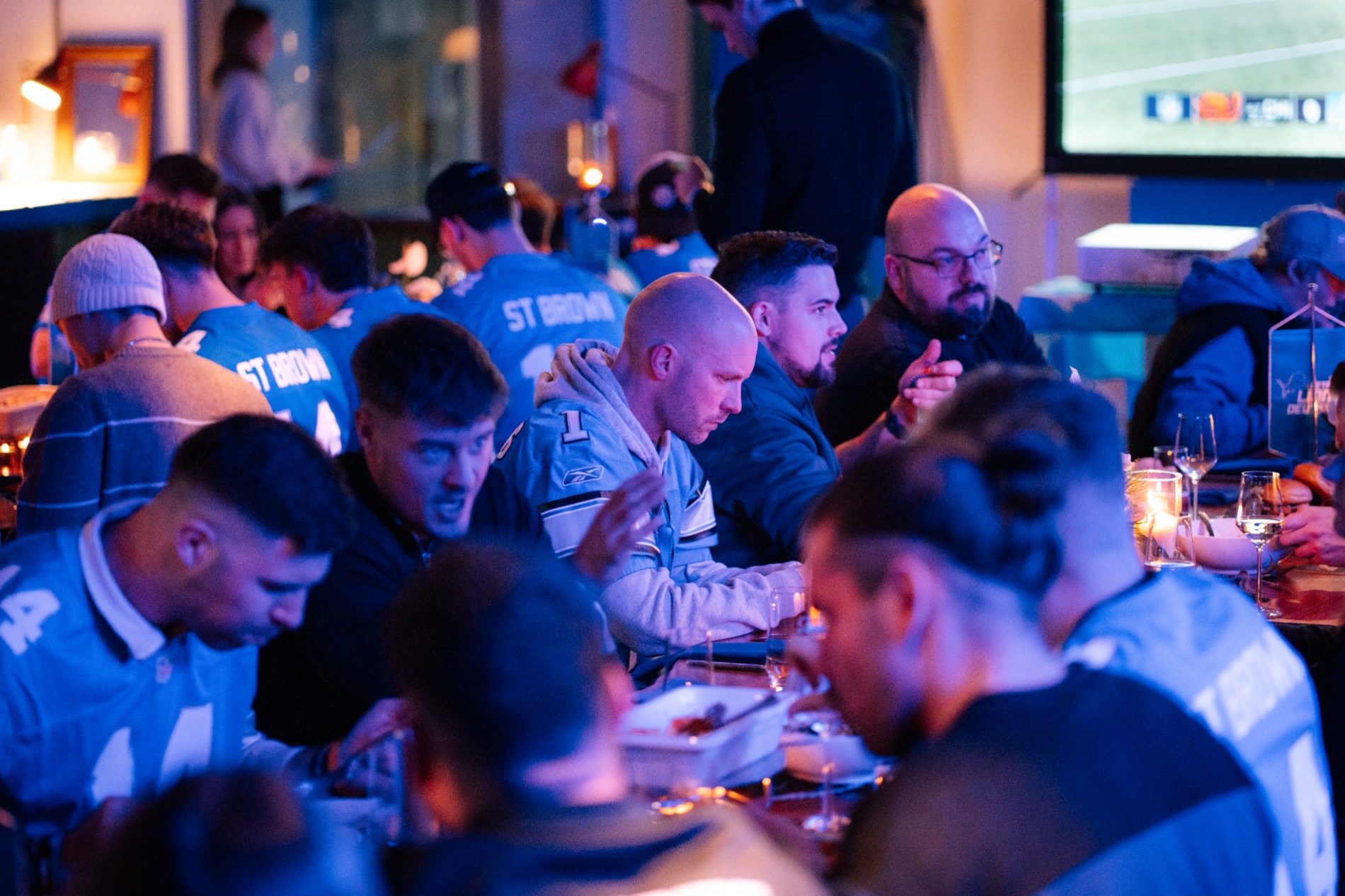 Gäste feiern gemeinsam bei einem Event
