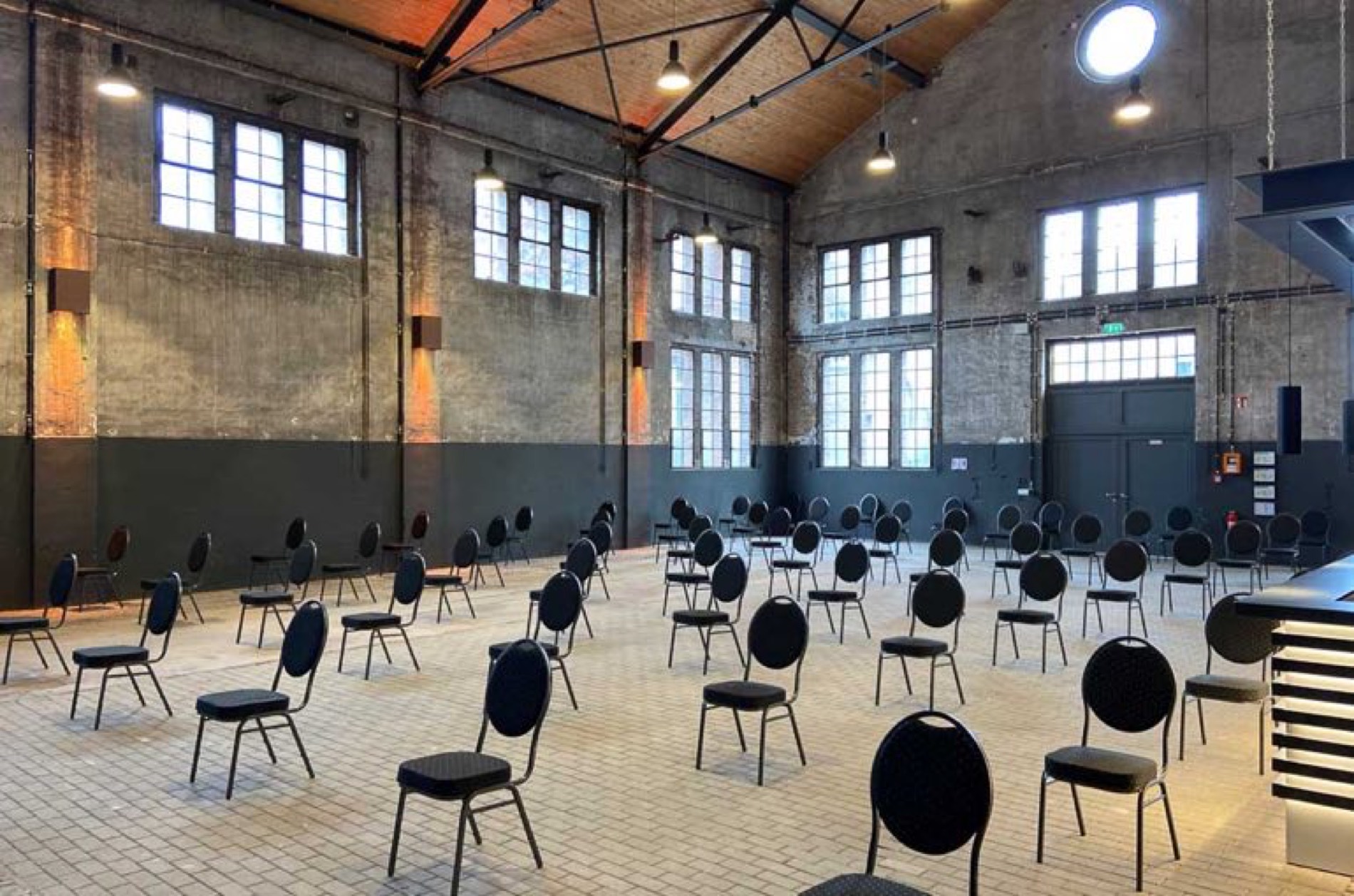 Alte Kesselhalle Solingen – leere Halle mit Stahlträgern und großen Fenstern