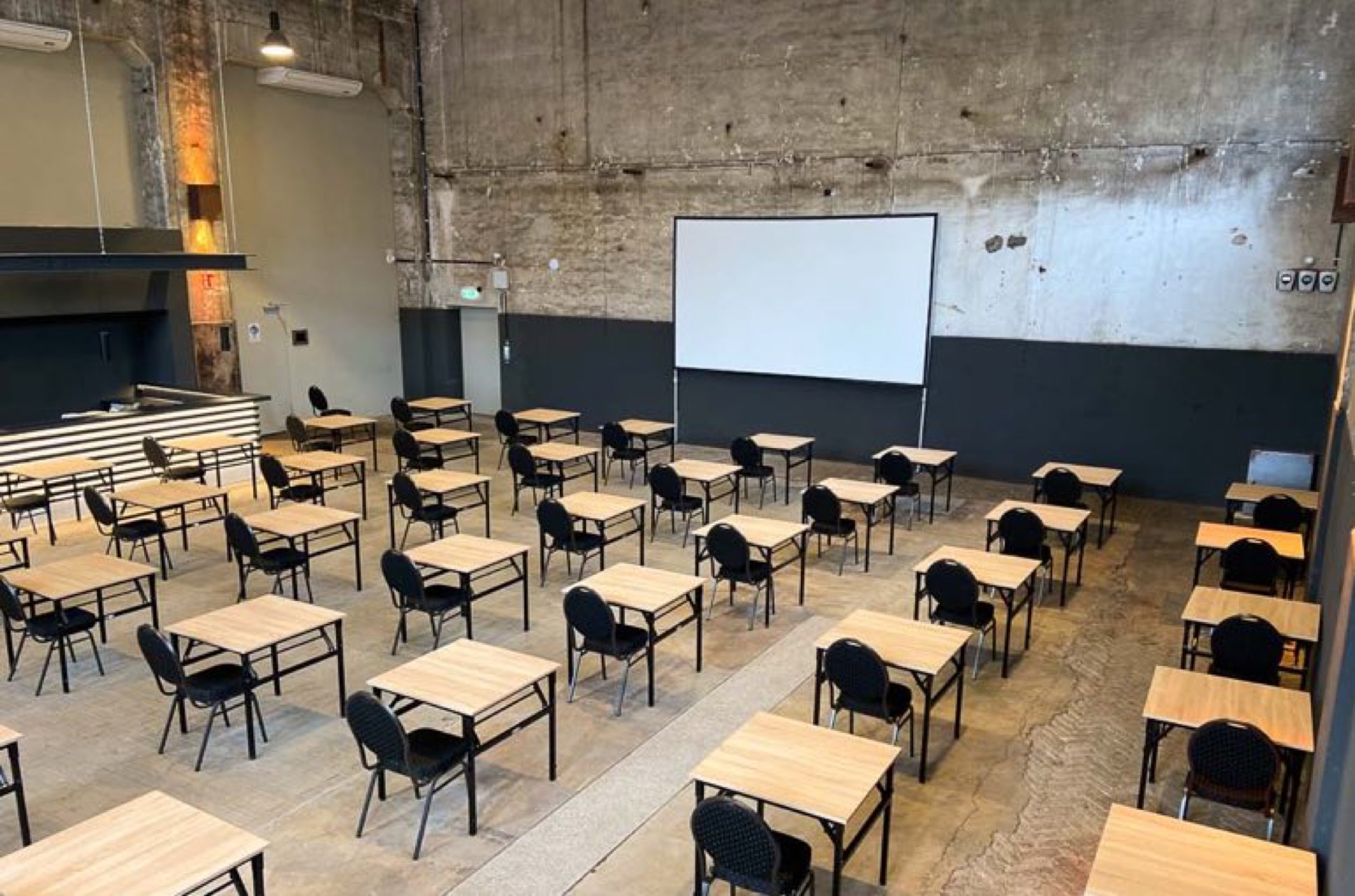 Alte Kesselhalle Solingen – Tagungsbestuhlung mit Leinwand