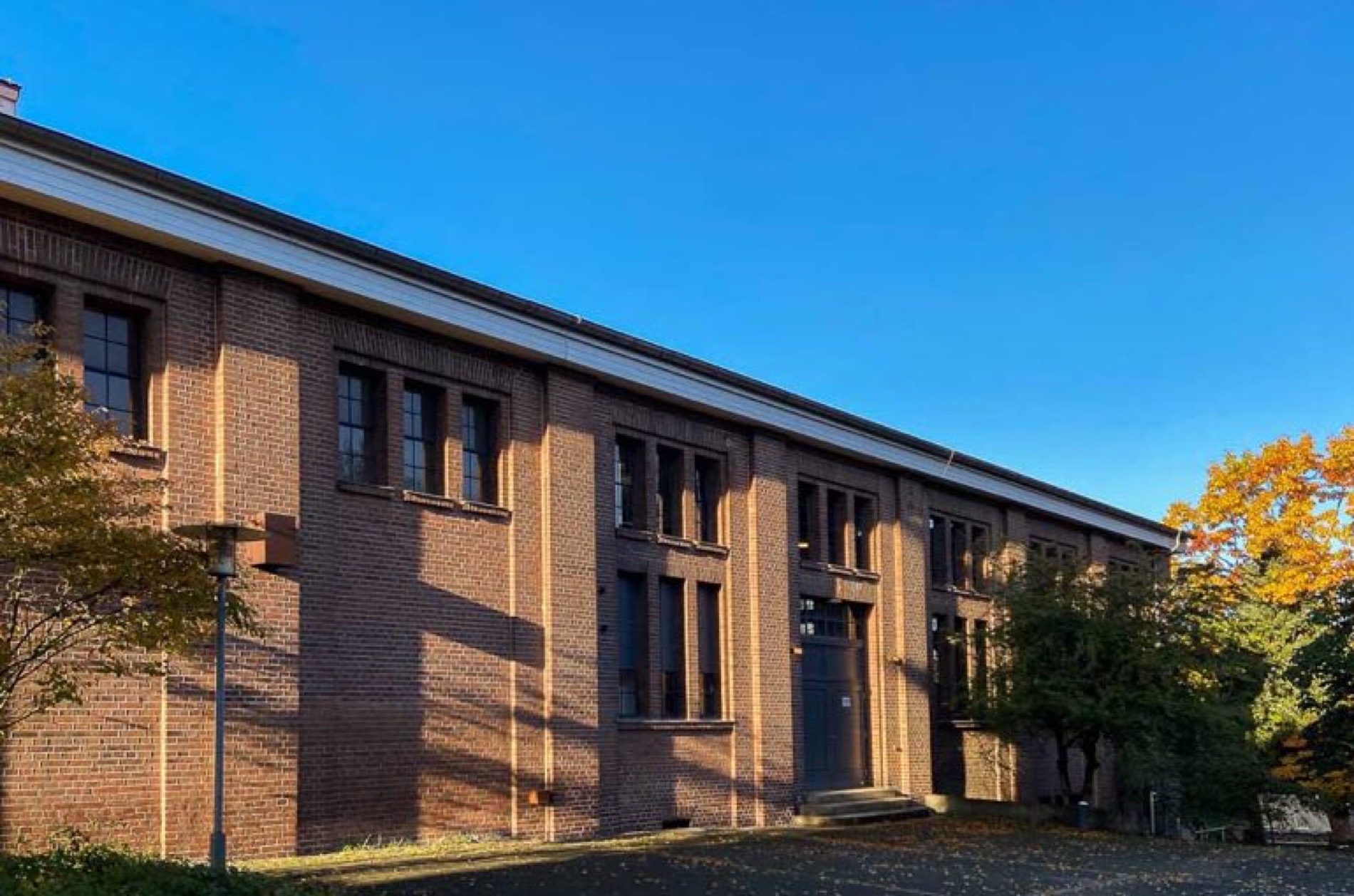 Alte Maschinenhalle Solingen – Backsteingebäude von außen im Abendlicht