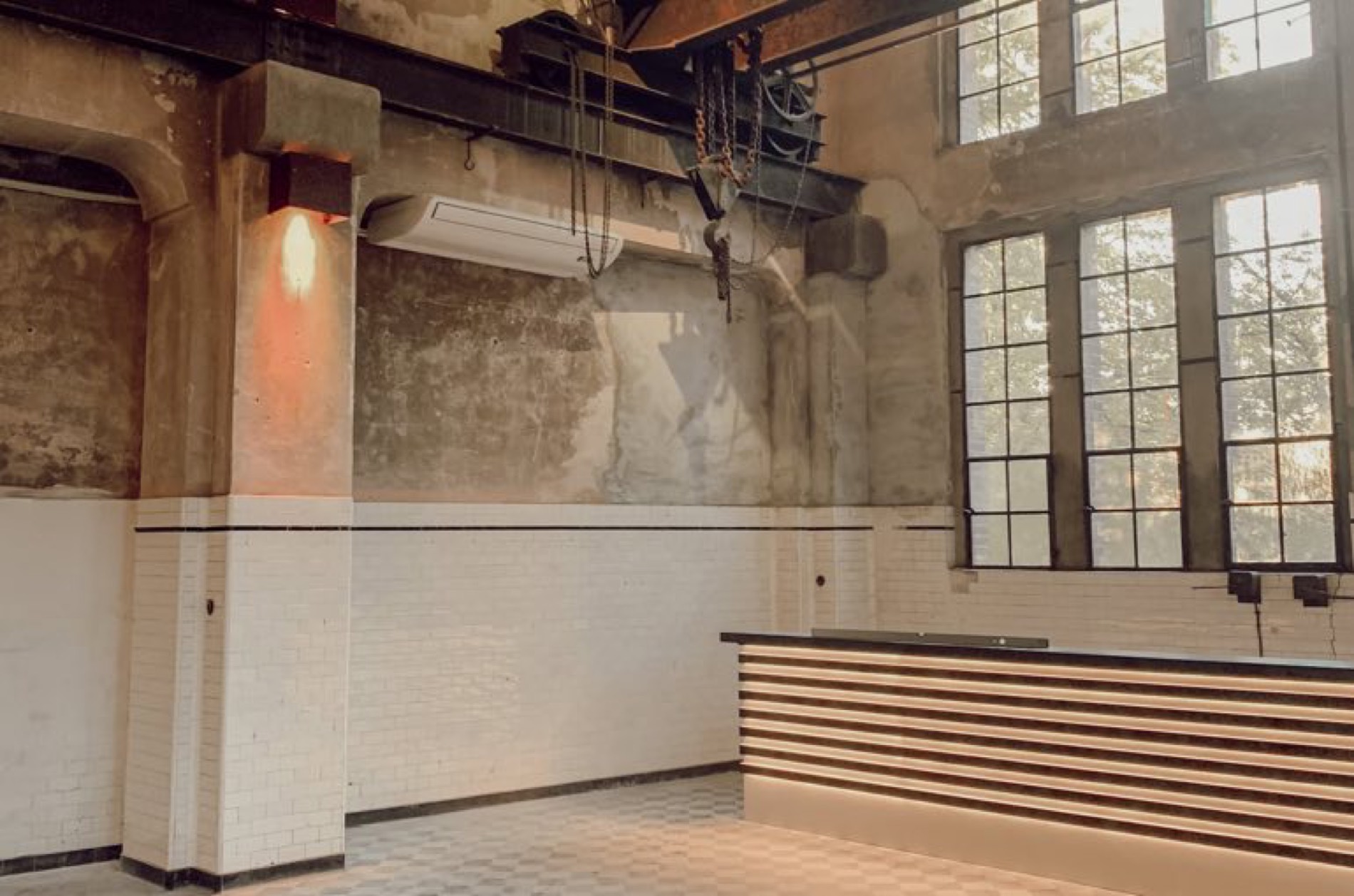 Alte Maschinenhalle Solingen – Halle mit Kranbahn und großen Sprossenfenstern