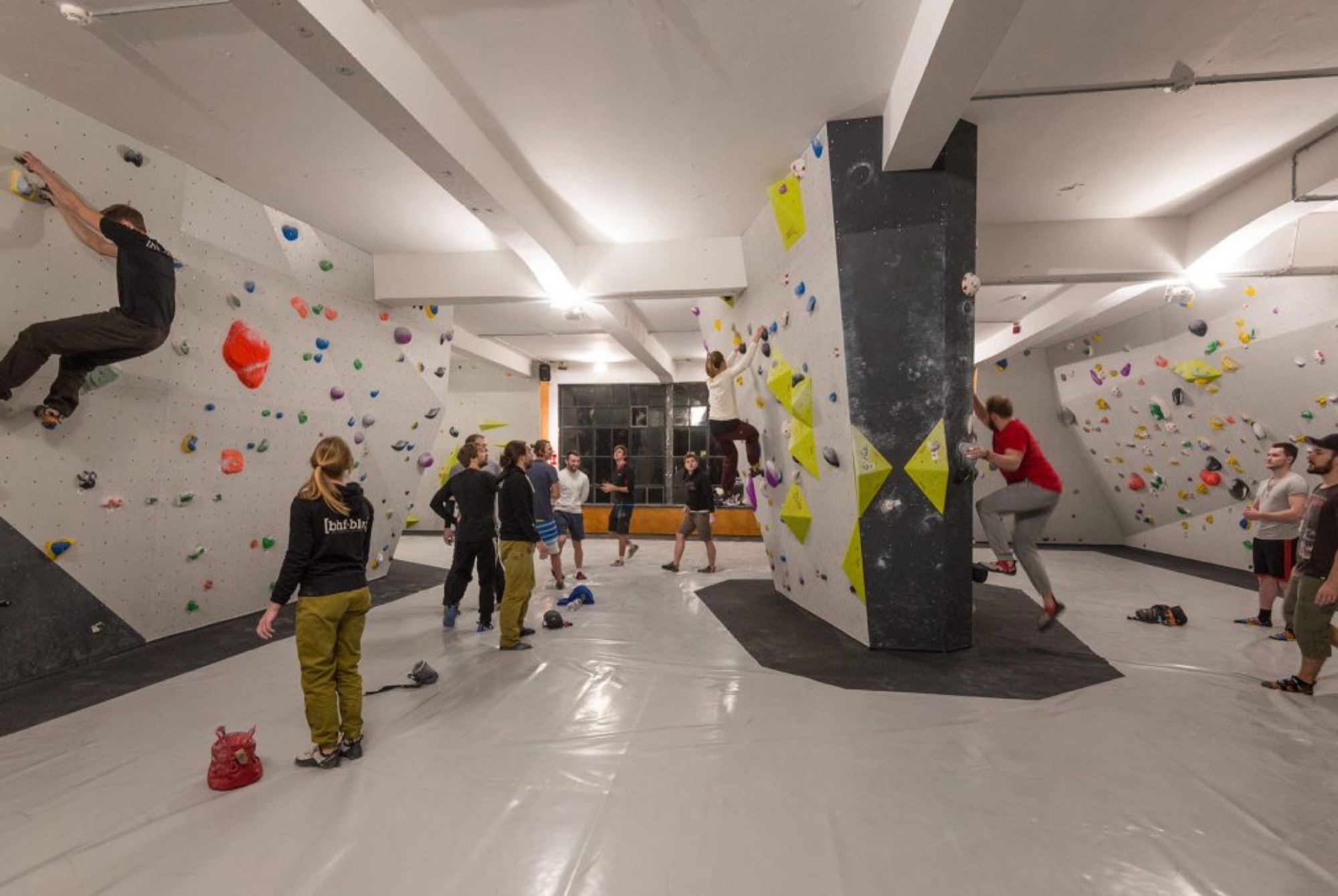 Gäste beim Bouldern in der angeschlossenen Boulderhalle des Bahnhof Blo