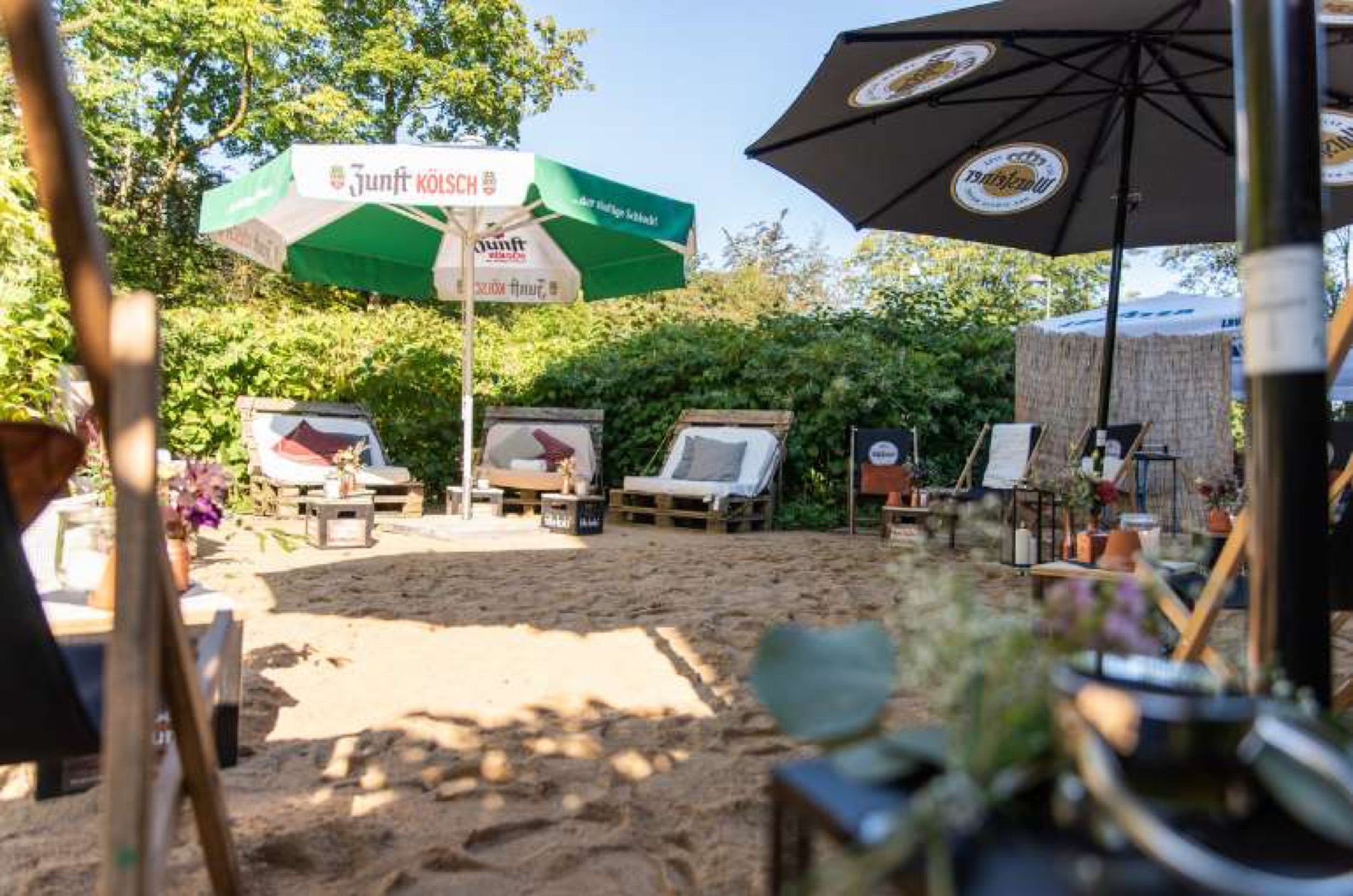 Bahnhof Blo Wuppertal – Sandbereich mit Loungemöbeln im Biergarten