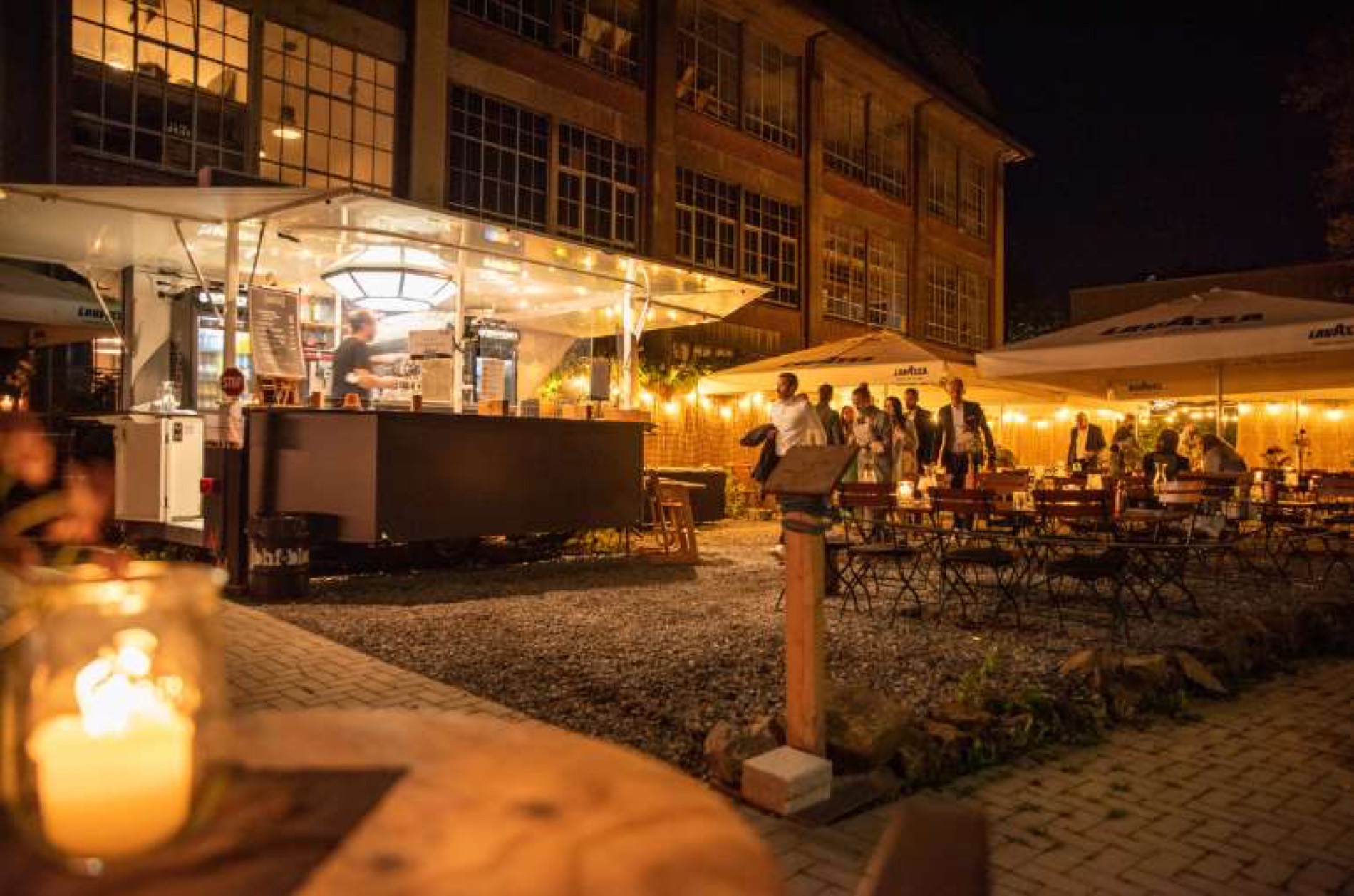 Bahnhof Blo Wuppertal – Foodtruck am Abend mit Lichterketten