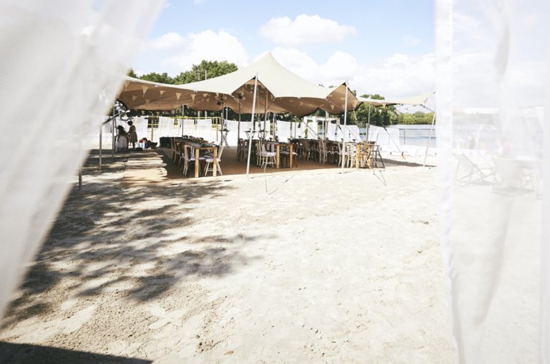 Blackfoot-Beach Köln – Lounge-Zelt am Wasser