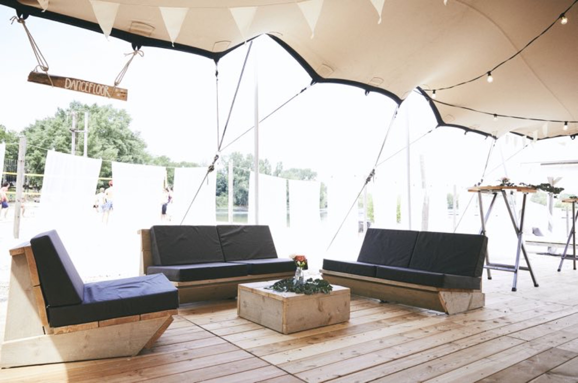 Blackfoot-Beach Köln – Loungebereich mit Dancefloor-Schild