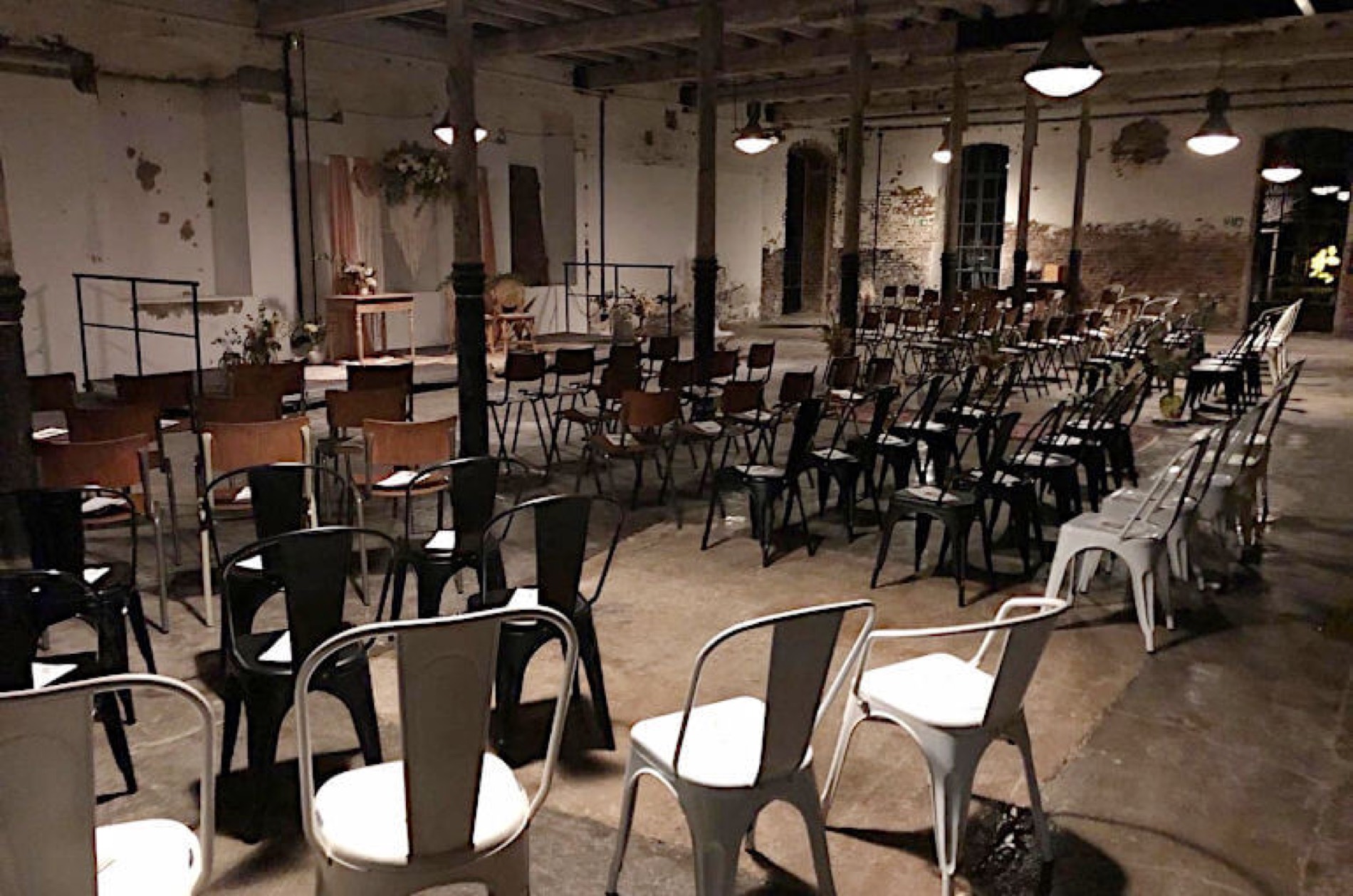 Gut Nazareth – Bestuhlung im Saal mit historischen Säulen