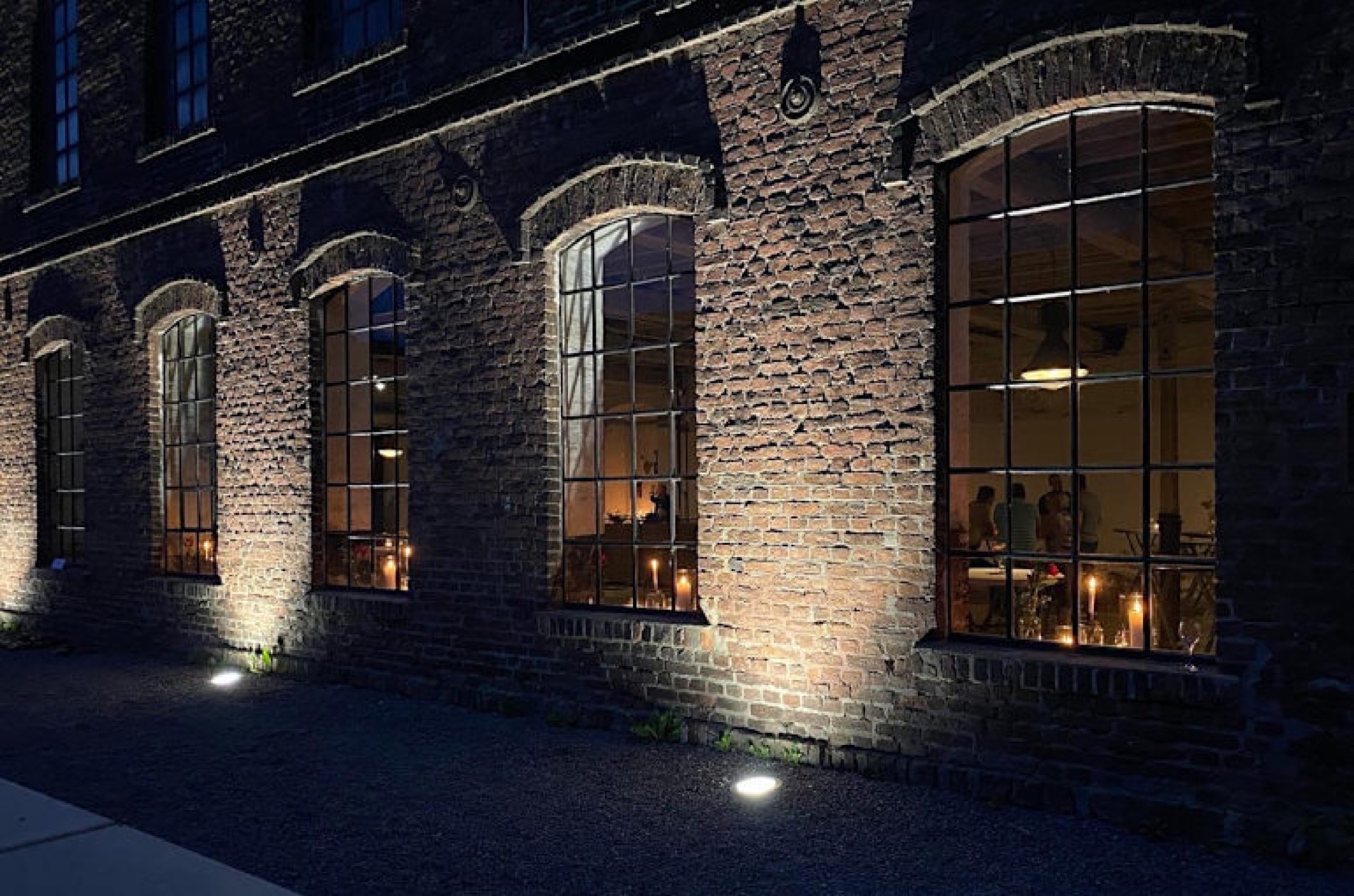 Gut Nazareth – beleuchtete Fassade am Abend