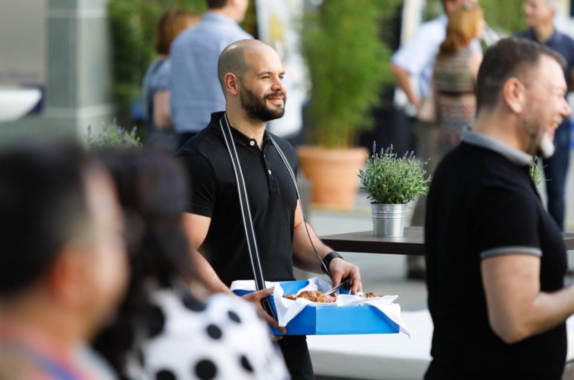 Event-Mitarbeiter von STREET-KITCHEN beim Service auf einem Firmenevent