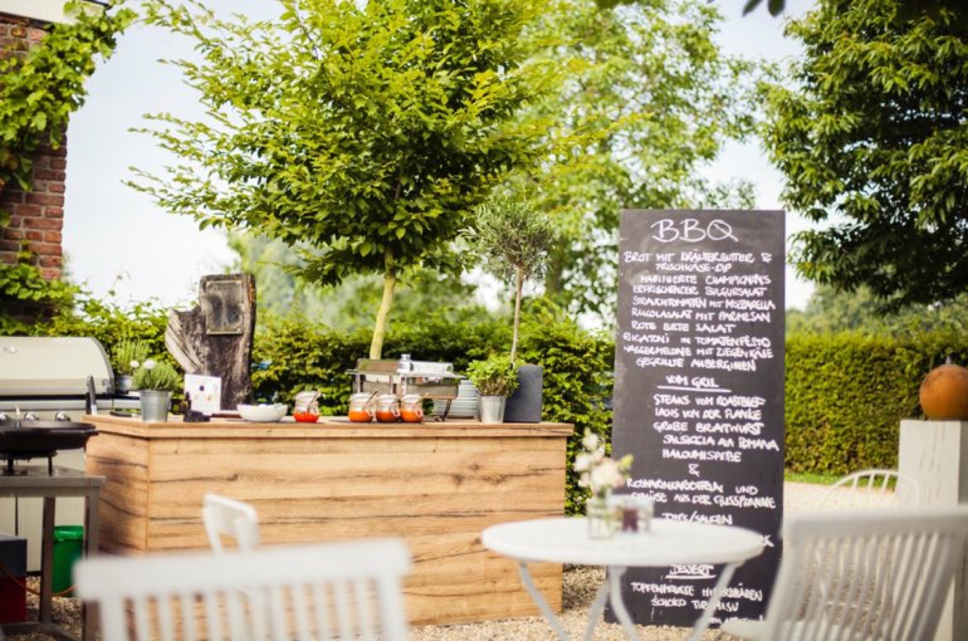 Vierkanthof Neimeshof – BBQ-Station im begrünten Innenhof