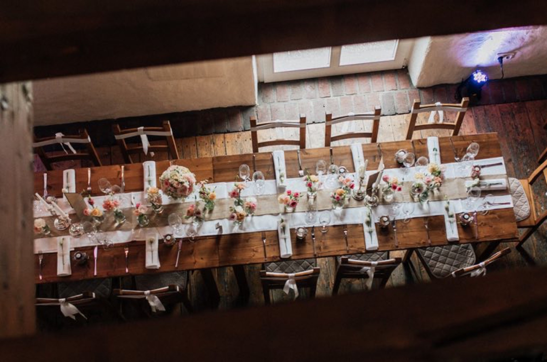 Vierkanthof Neimeshof – lange Tafel von oben, Hochzeitsdeko