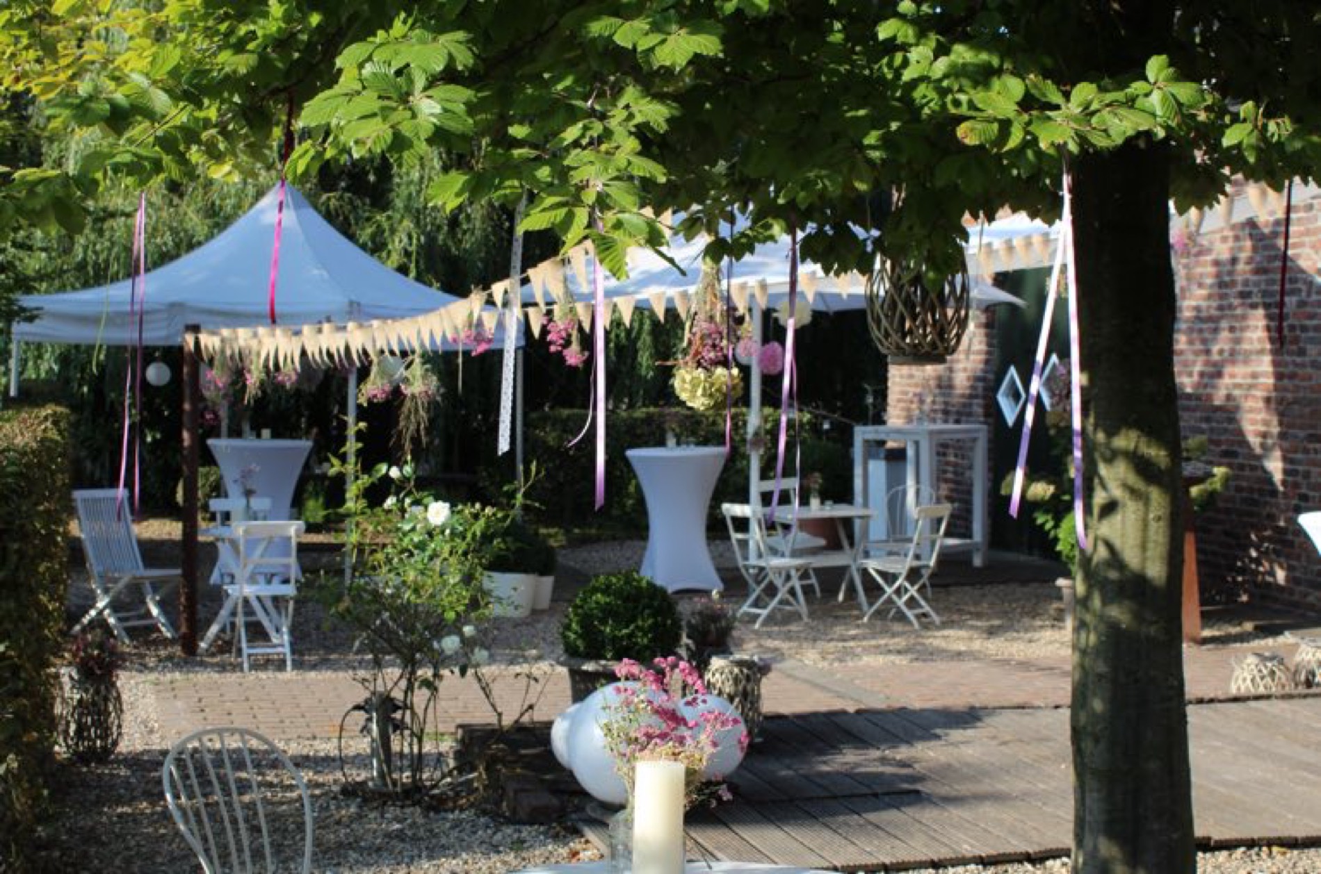 Vierkanthof Neimeshof – Gartenbereich mit Pavillons und Deko