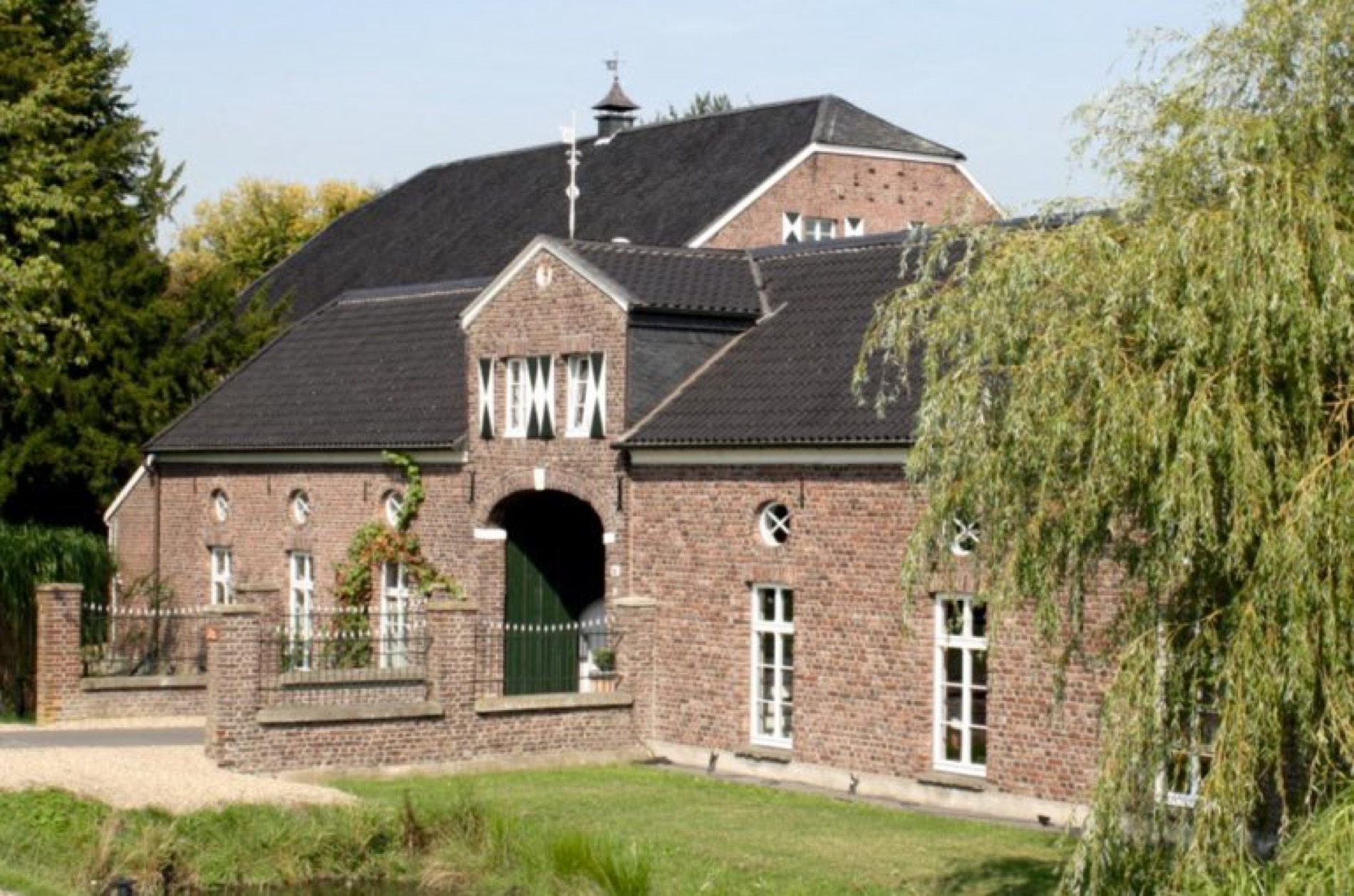 Vierkanthof Neimeshof – historisches Backsteingebäude von außen
