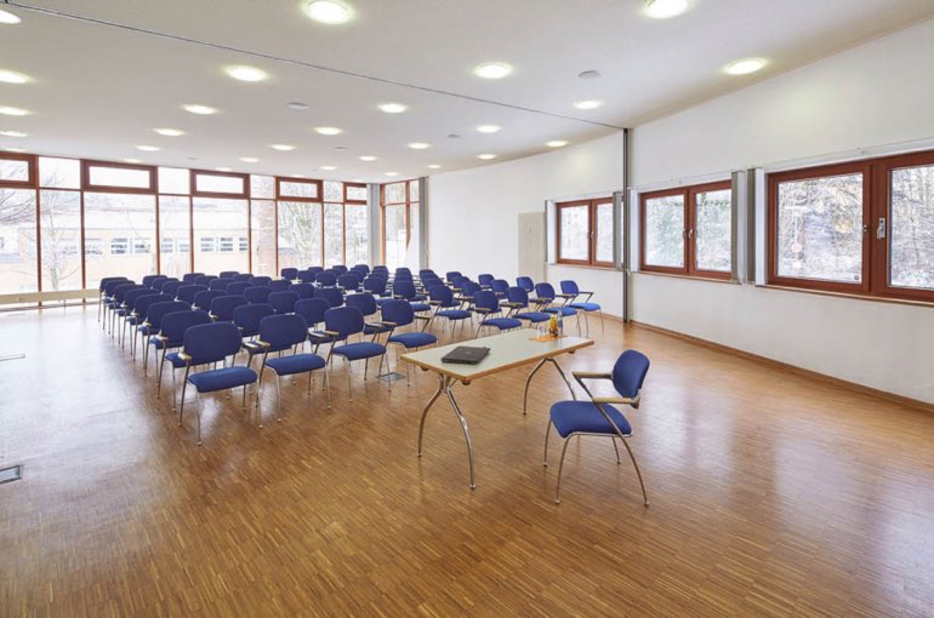 Pliestersaal – Reihenbestuhlung mit Rednerpult