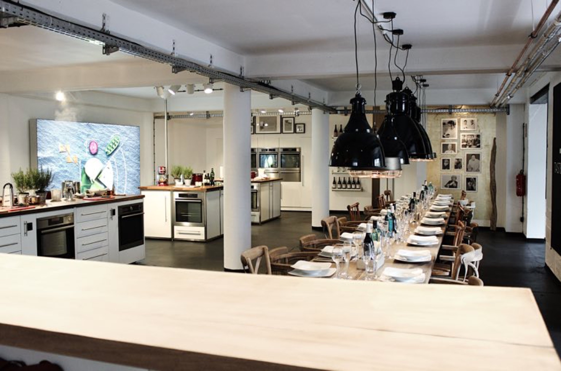 Taste-Academy Cologne – eingedeckte Tafel im offenen Kochstudio