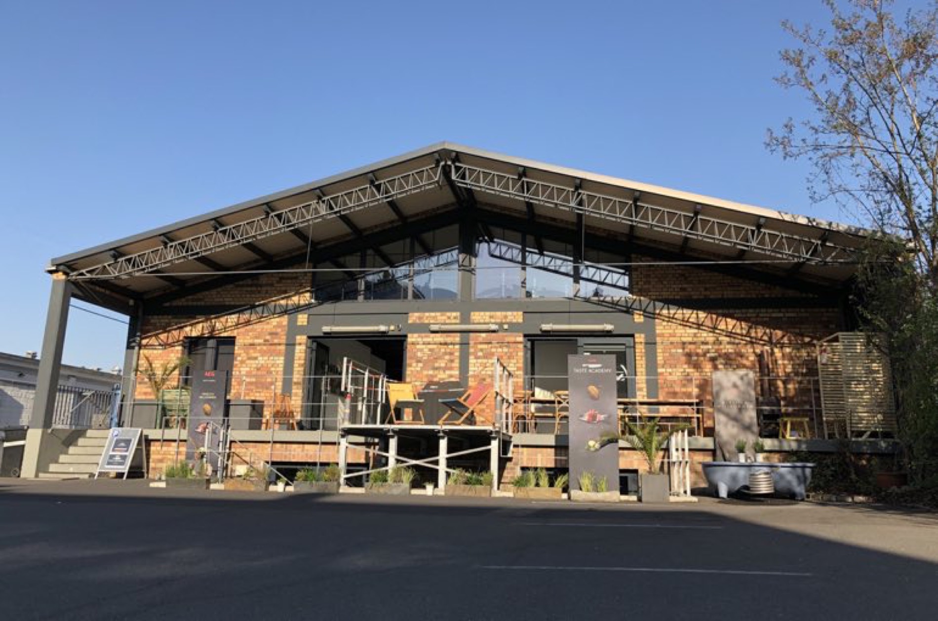Taste-Academy Cologne – Backsteingebäude in Ehrenfeld von außen
