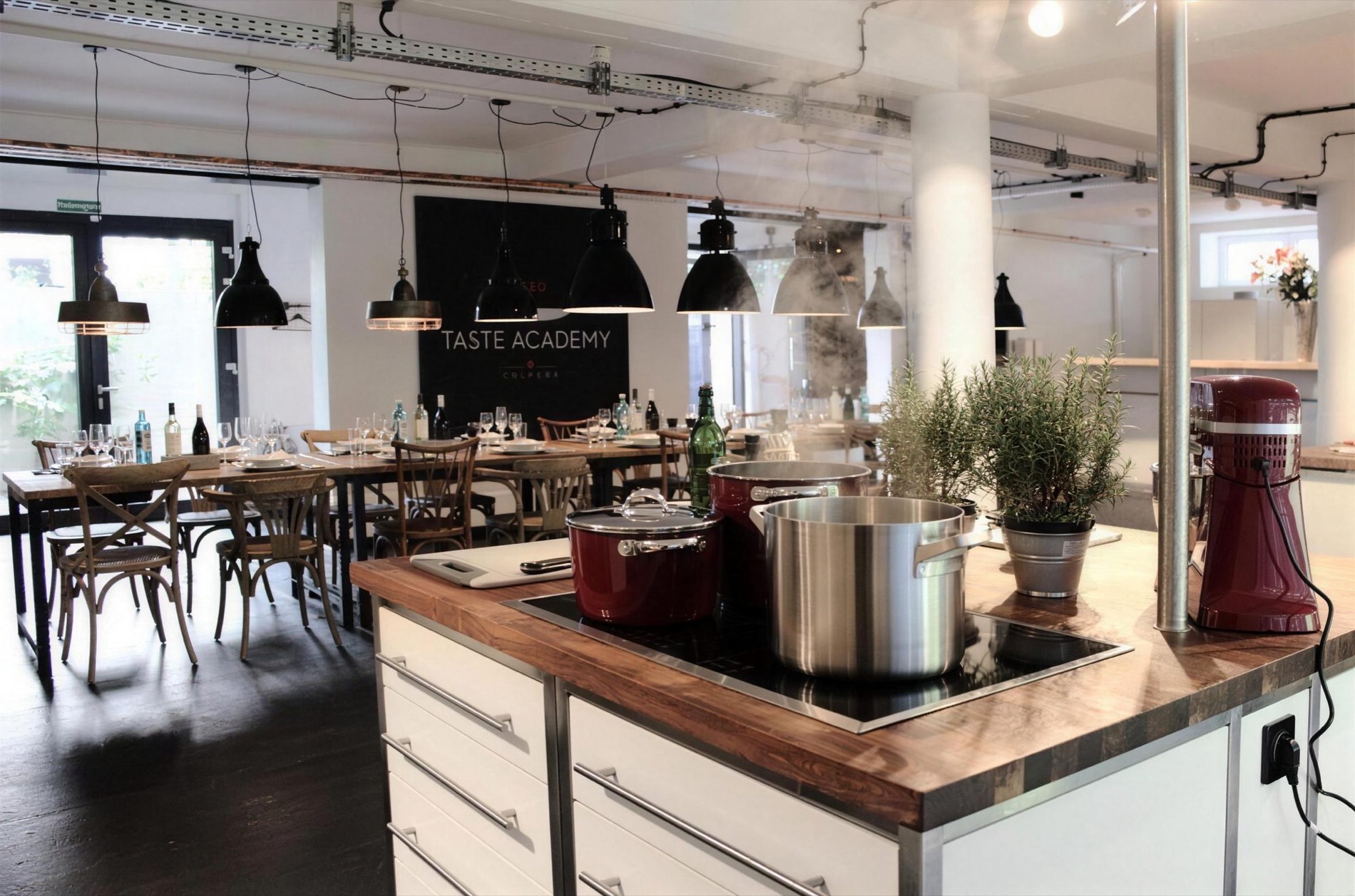 Taste-Academy Cologne – Kochinsel mit Töpfen im offenen Studio