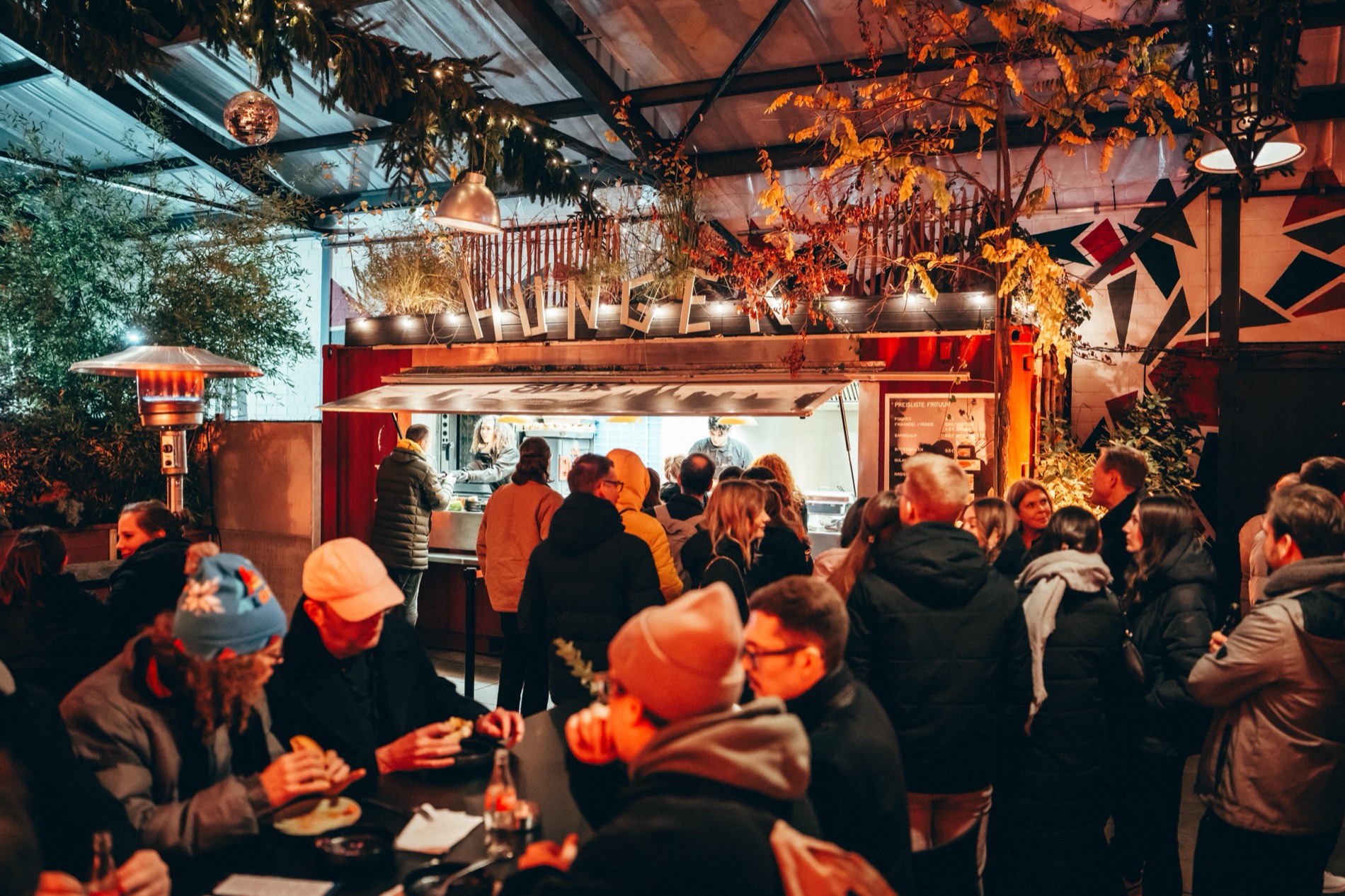 STREET-KITCHEN Foodstand-Aufbau am Abend im Punctum-Komplex Troisdorf