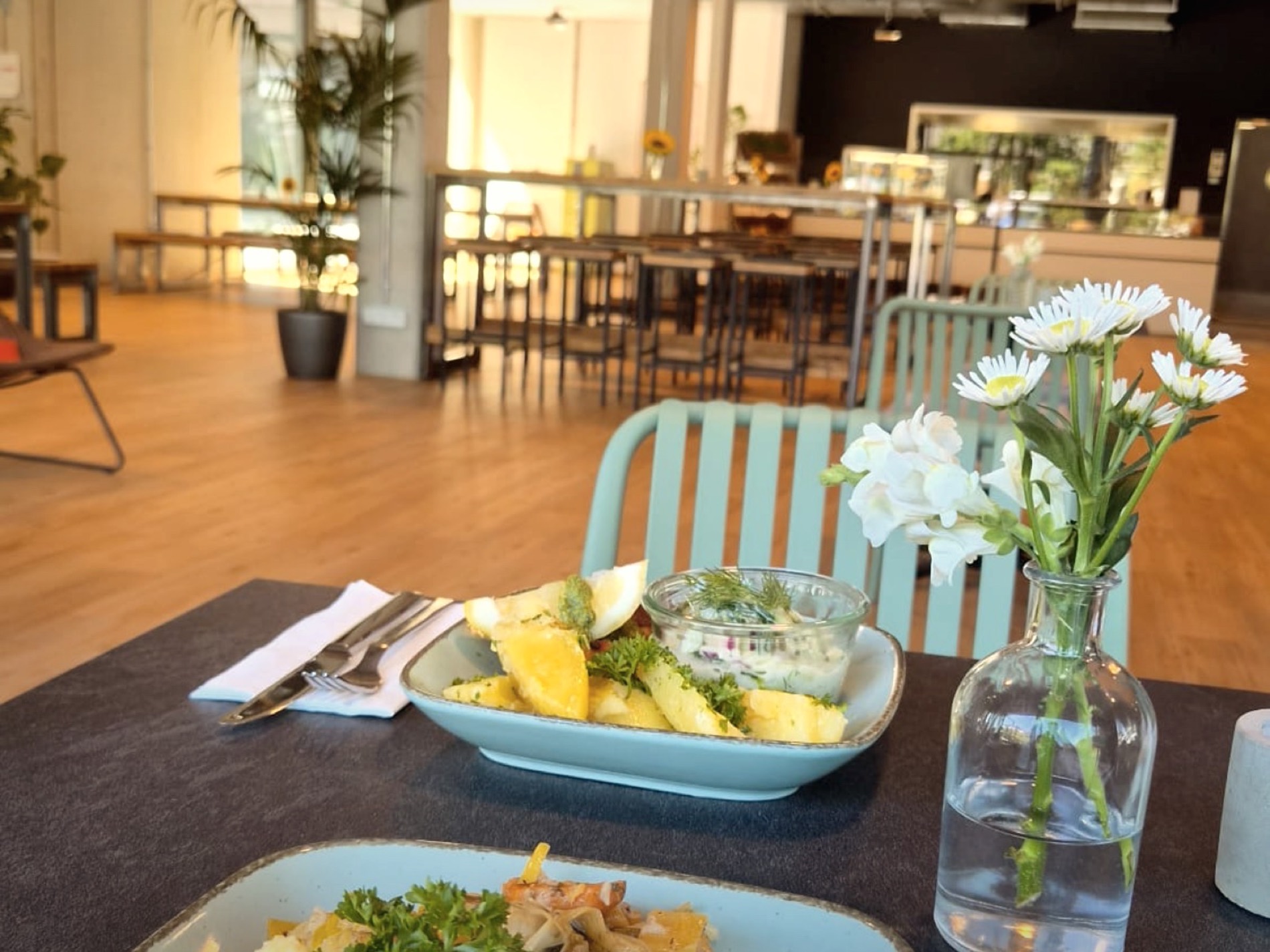 Gedeckter Tisch im Gastraum von THE COURT in Troisdorf