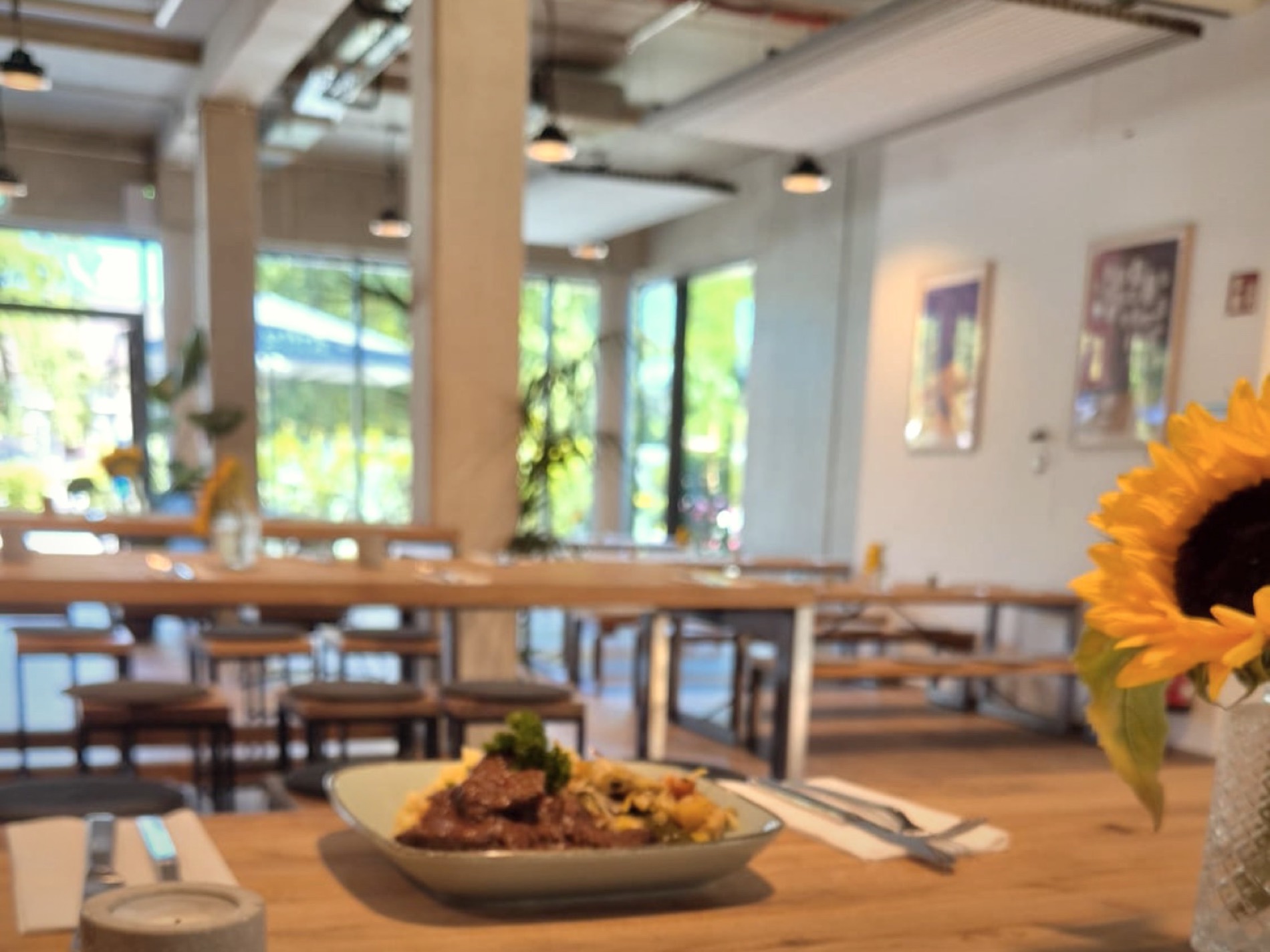 THE COURT Troisdorf – lange gedeckte Tafel im Gastraum
