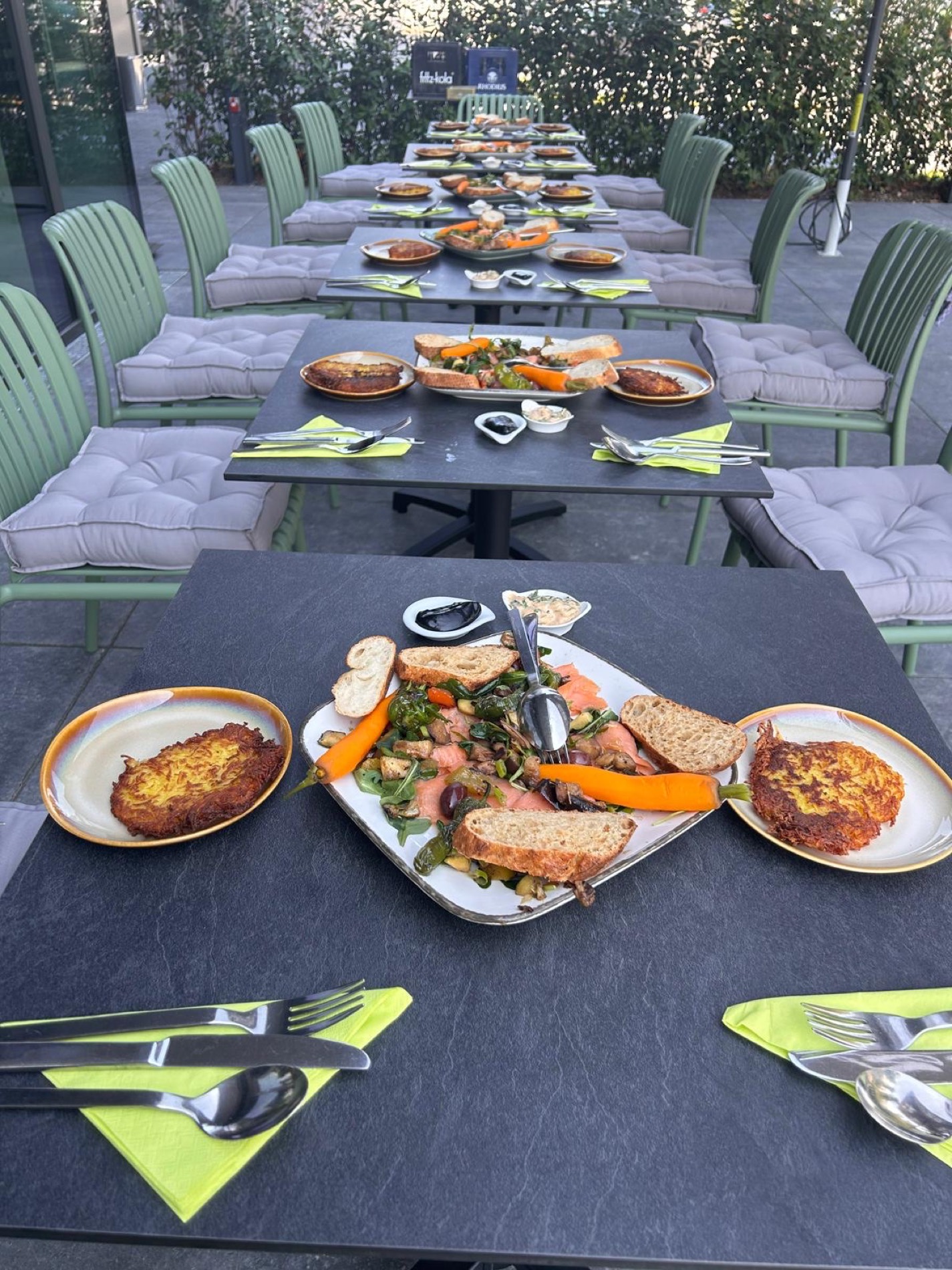 Lange Tafel mit Fingerfood auf der Sonnenterrasse von THE COURT
