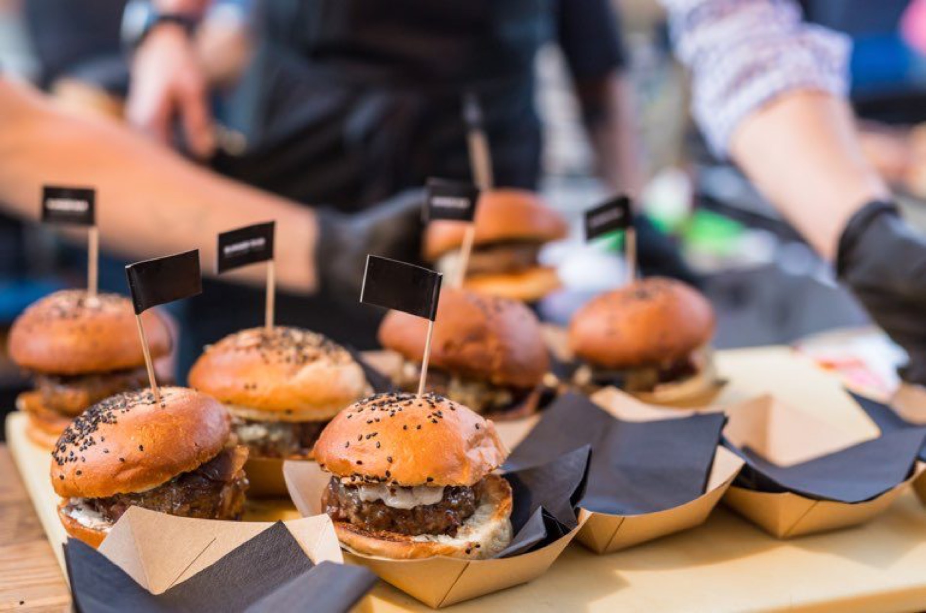STREET-KITCHEN Fingerfood mit Beschriftungsflaggen bei einem Corporate Event