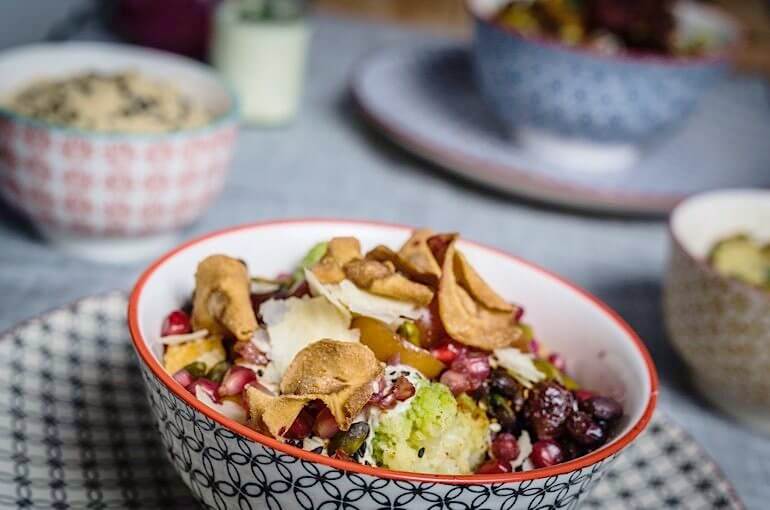 Roasted-Pot-Bowl mit Quinoa, S&uuml;&szlig;kartoffel und Granatapfelkernen
