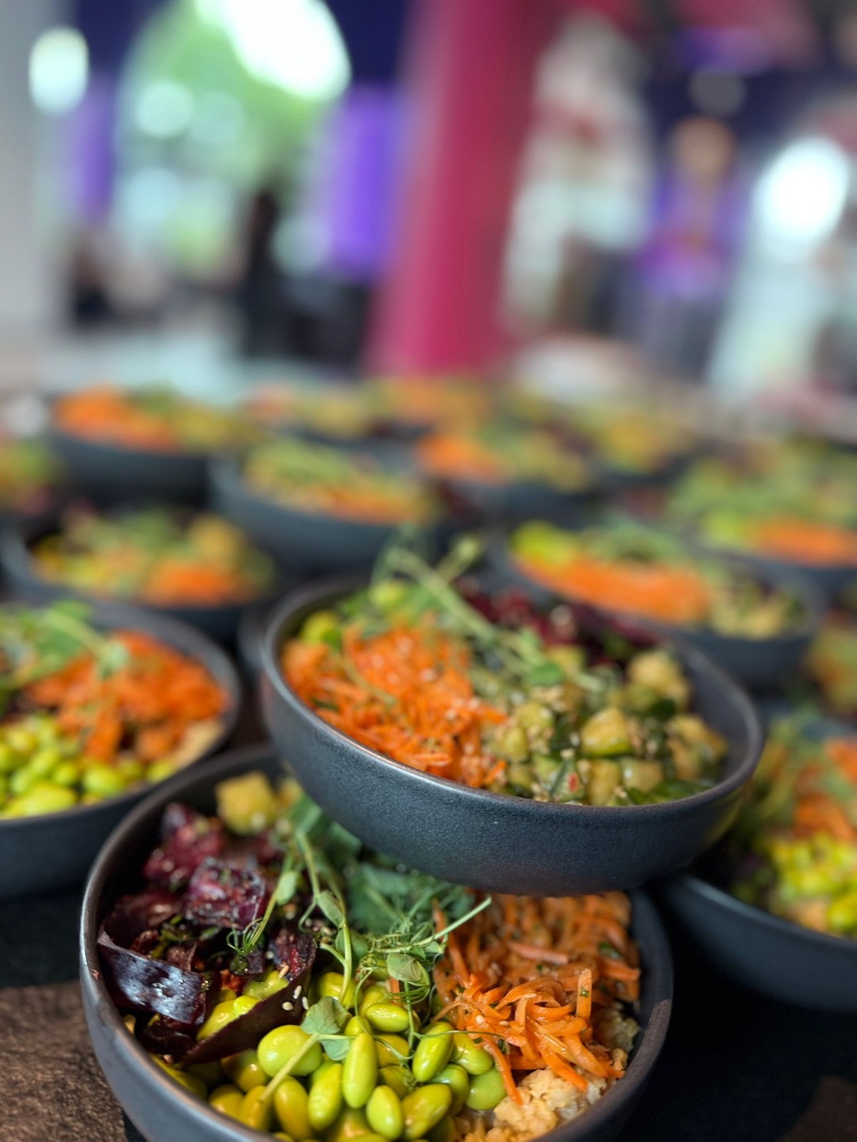 Vegetarische Bowl mit Salat und Gemüse von oben