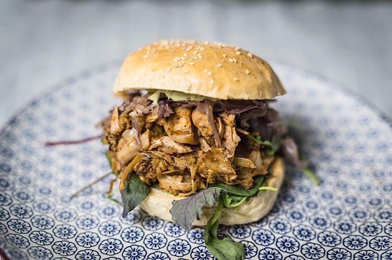 Veganer Jackfruit-Burger im K&ouml;lner Brioche mit Mangoldsalat