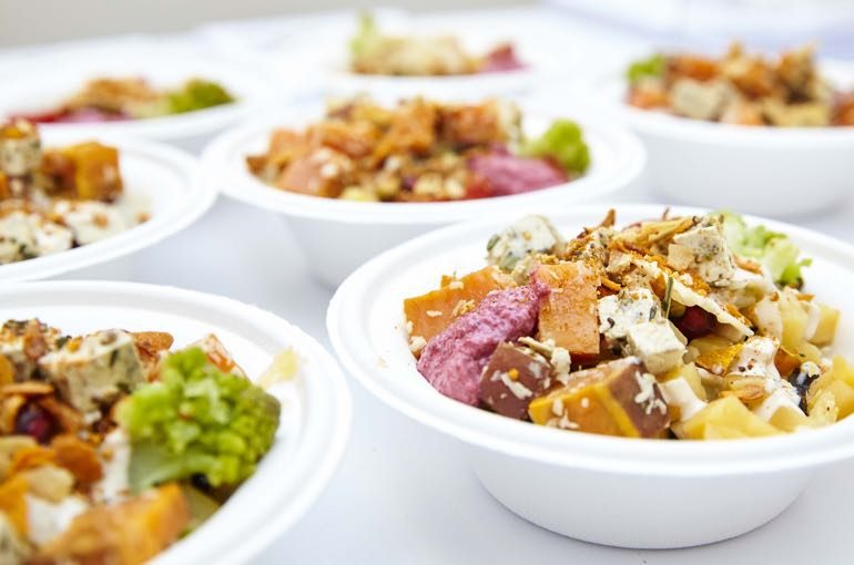 Mini-Bowls zur Verkostung auf einem Empfang gereicht