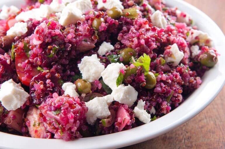 Quinoa-Rotkohl-Salat in gro&szlig;er Servierschale