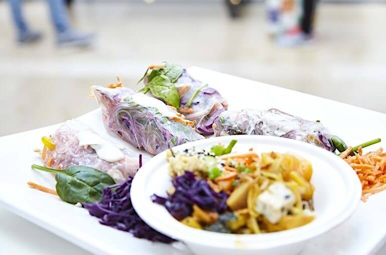 Summer Roll mit Kichererbsen, Mango und Koriander neben einer Bowl